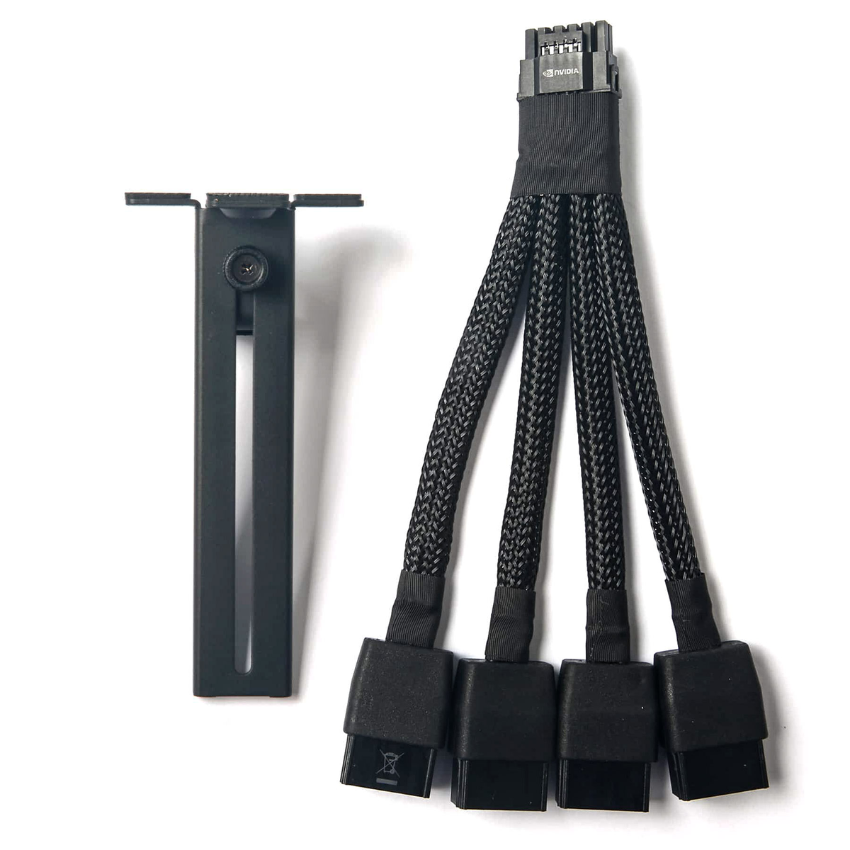 Ein schwarzes Adapterkabel mit mehreren Anschlüssen für Grafikkarten. Eine Halterung links.
