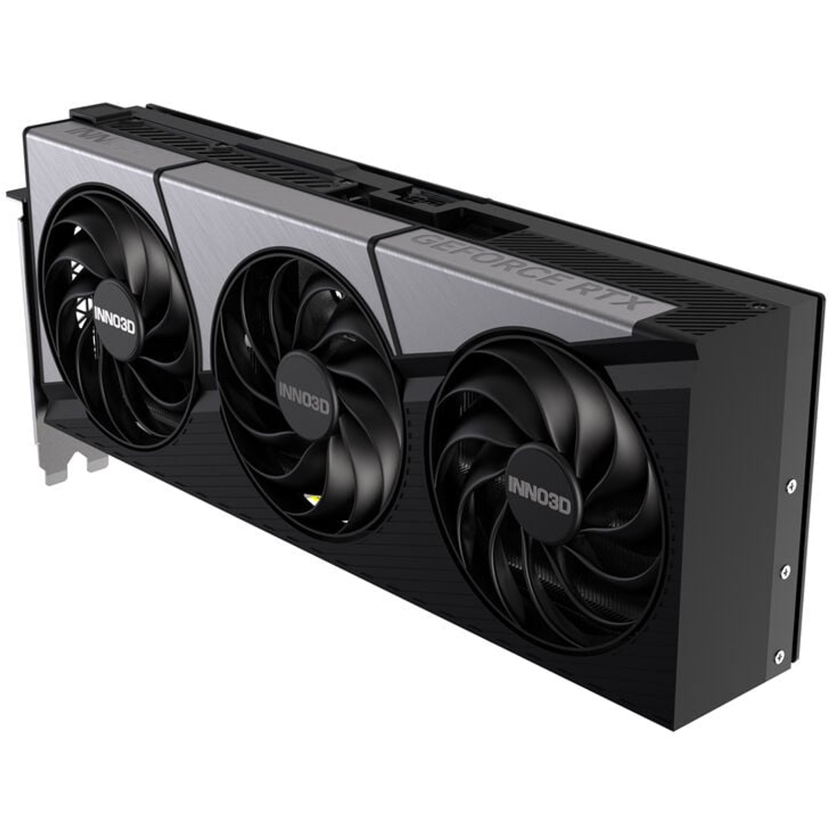 Zwarte en zilveren INNO3D GeForce RTX grafische kaart met drie ventilatoren en het GeForce RTX-logo.