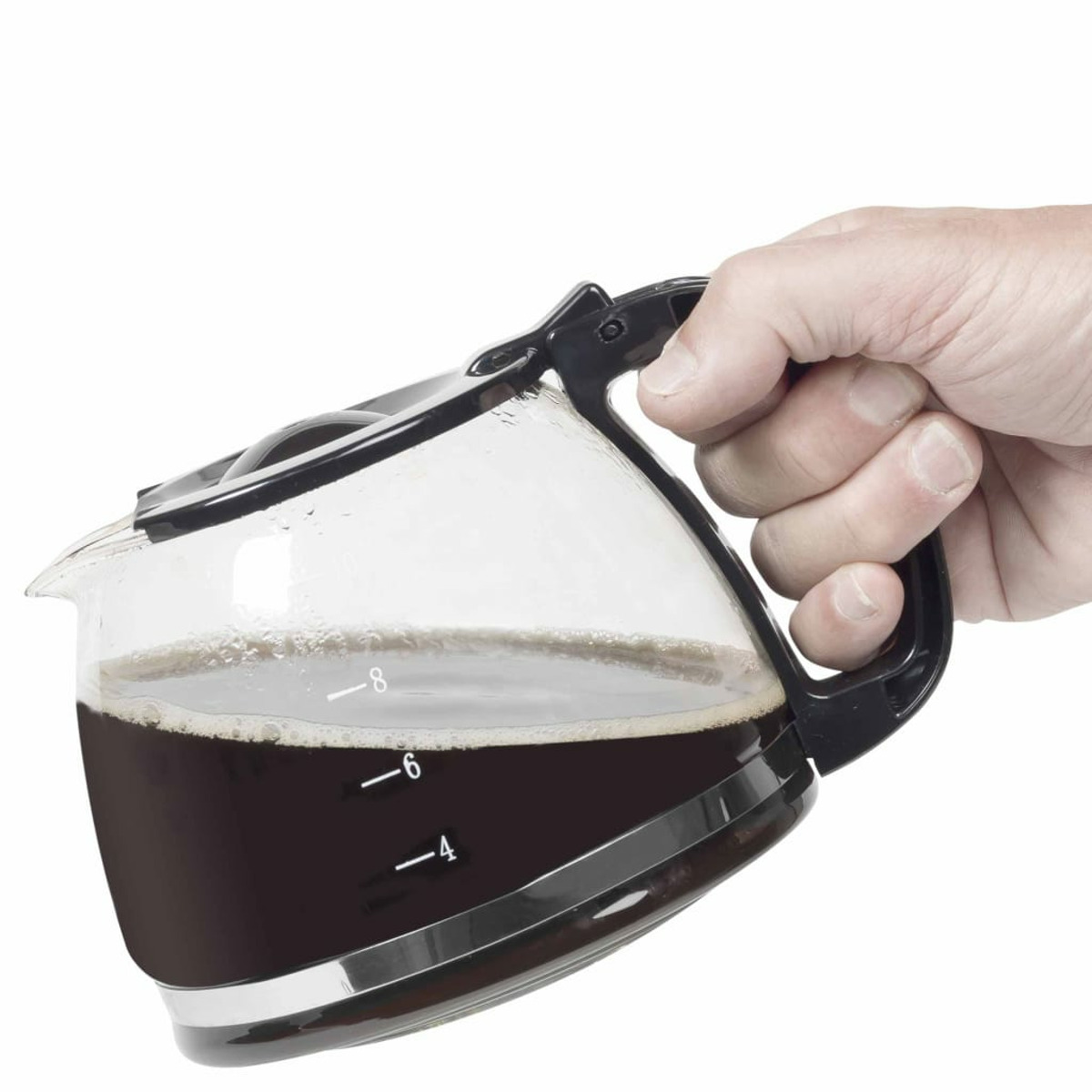 Mano che tiene una caraffa di vetro piena di caffè. I numeri indicano il livello di caffè.