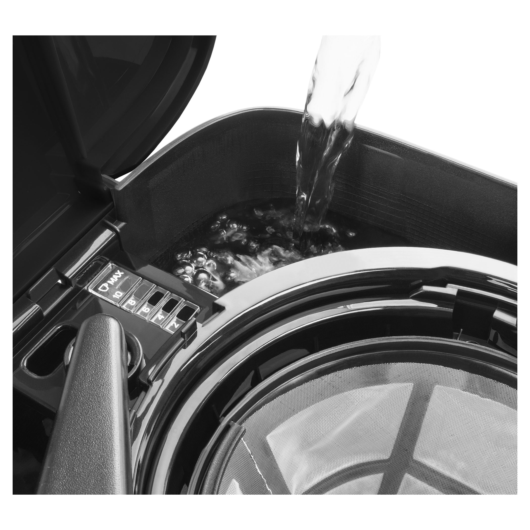 Zbliżenie wody wlewanej do ekspresu do kawy, z filtrem i oznaczeniami poziomu.