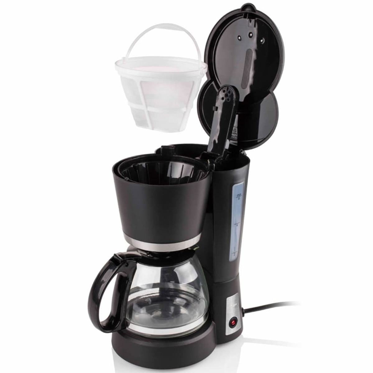 Una caffettiera nera con una caraffa di vetro. Il cestello del filtro è fuori. Sfondo bianco.