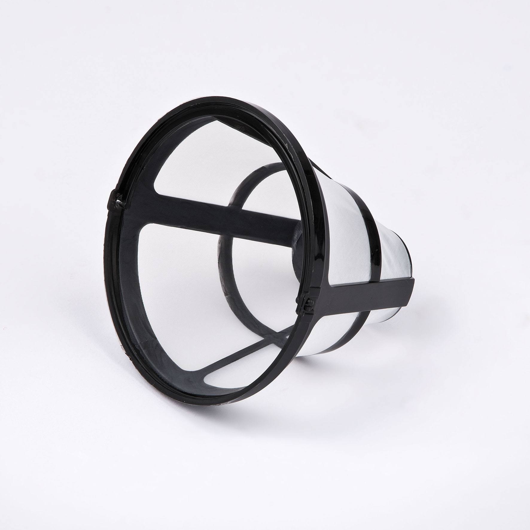 Czarny kosz filtra do kawy z białym filtrem papierowym w środku, na białym tle.