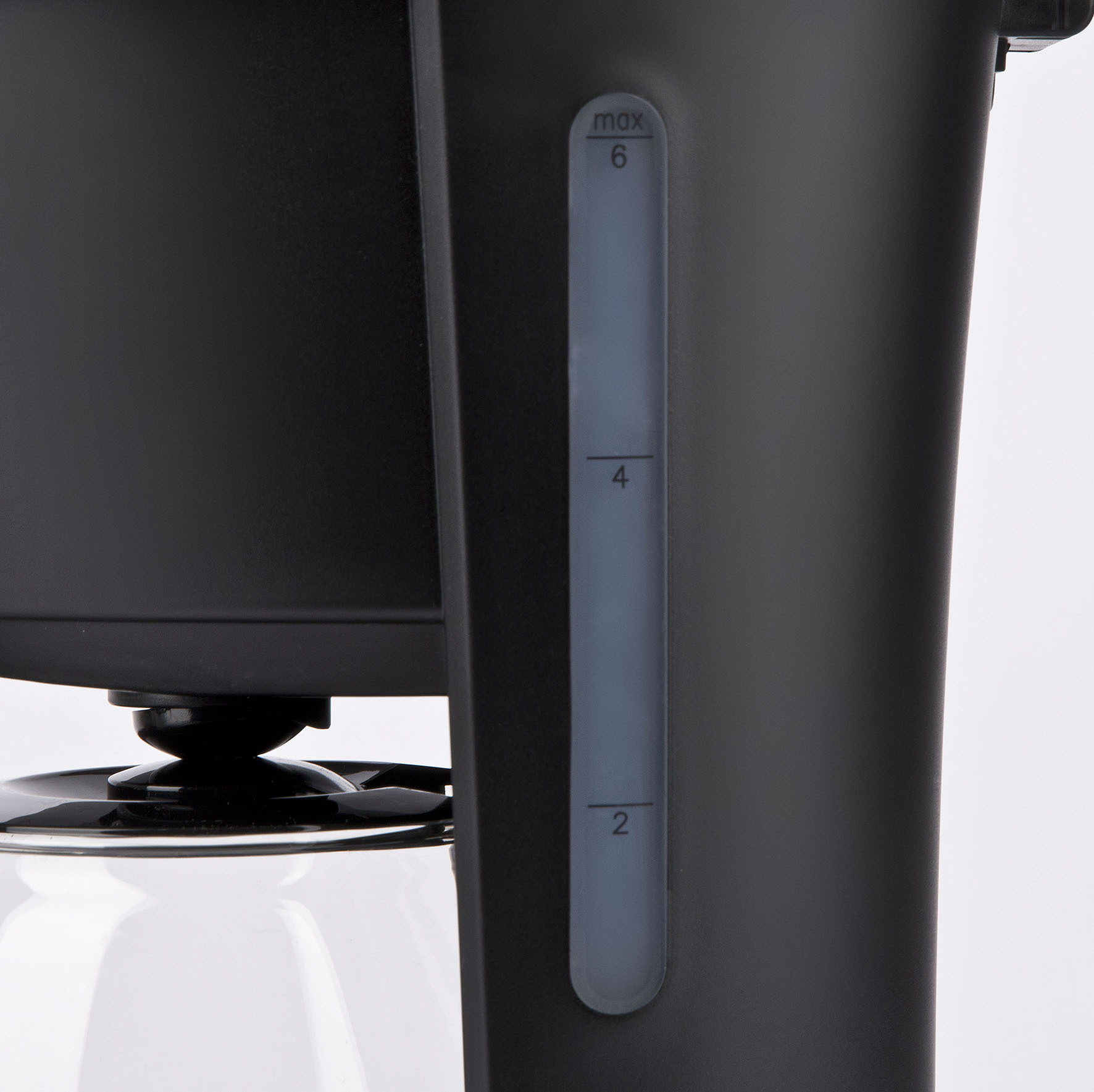 Zbliżenie wskaźnika poziomu wody w czarnym ekspresie do kawy. Liczby 2, 4, 6 zaznaczone.