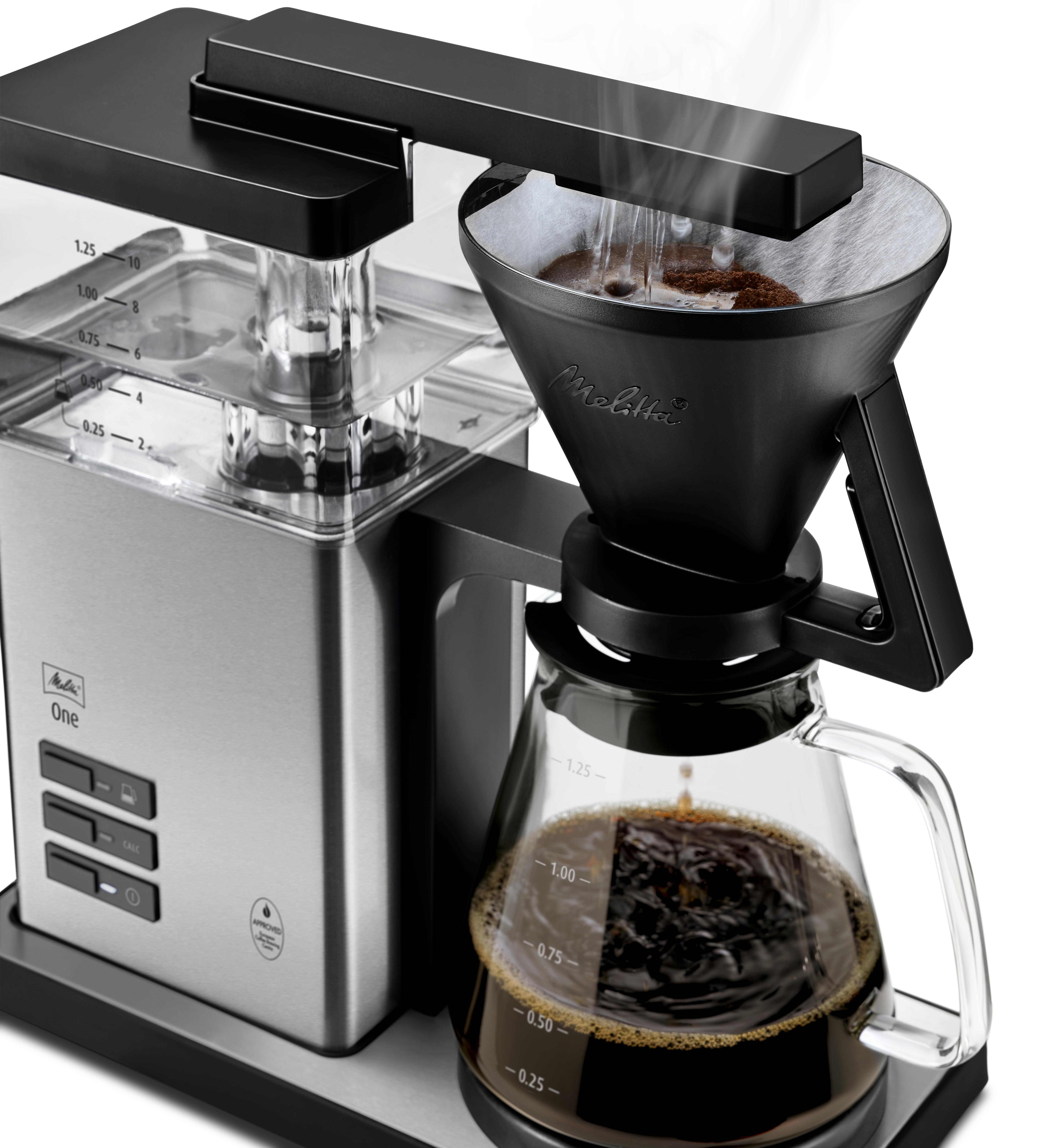 Cafetière avec du marc de café dans le filtre, goutte à goutte dans la carafe. Verre clair.
