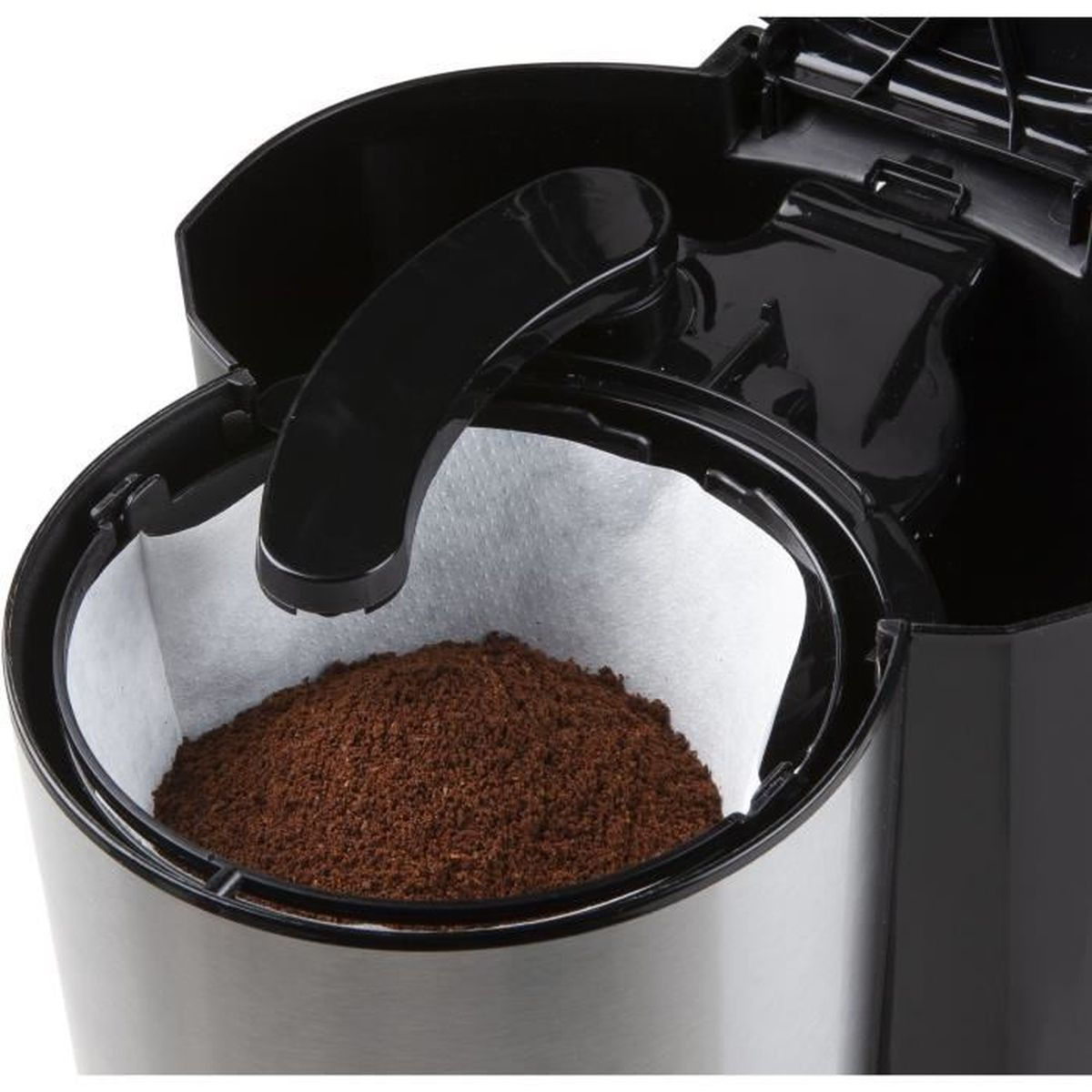 Cafetera con posos de café en filtro, partes negras y metálicas.