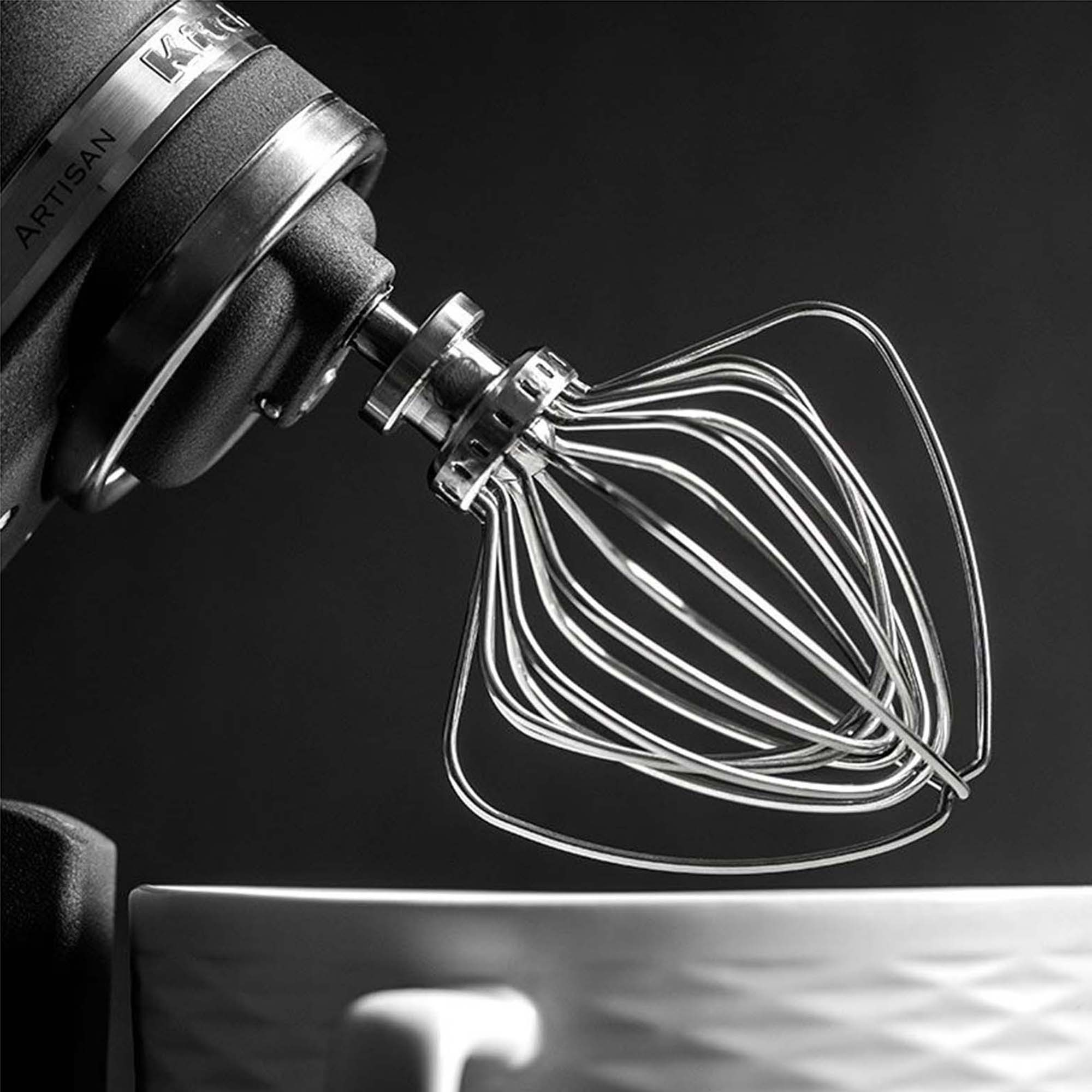 Nahaufnahme eines KitchenAid Artisan Mixers mit Drahtbesenaufsatz.
