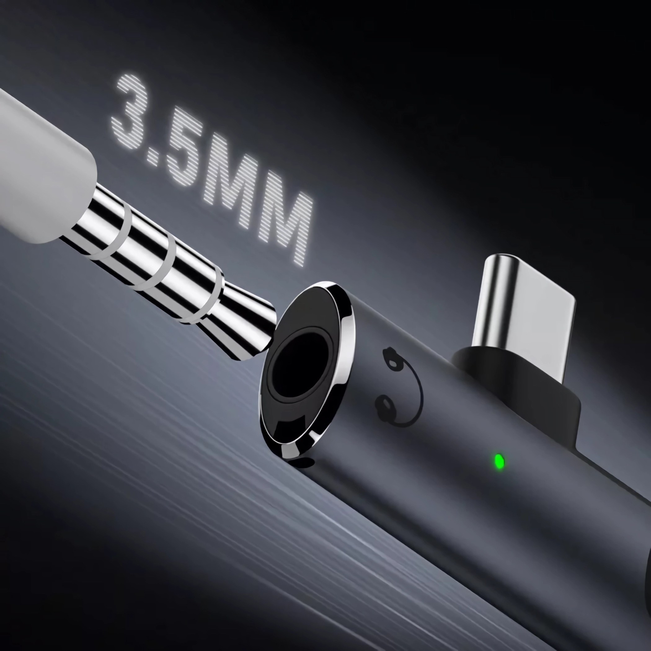 Ein 3,5-mm-Klinke-auf-USB-C-Adapter, schwarz und silber mit grünem Licht.
