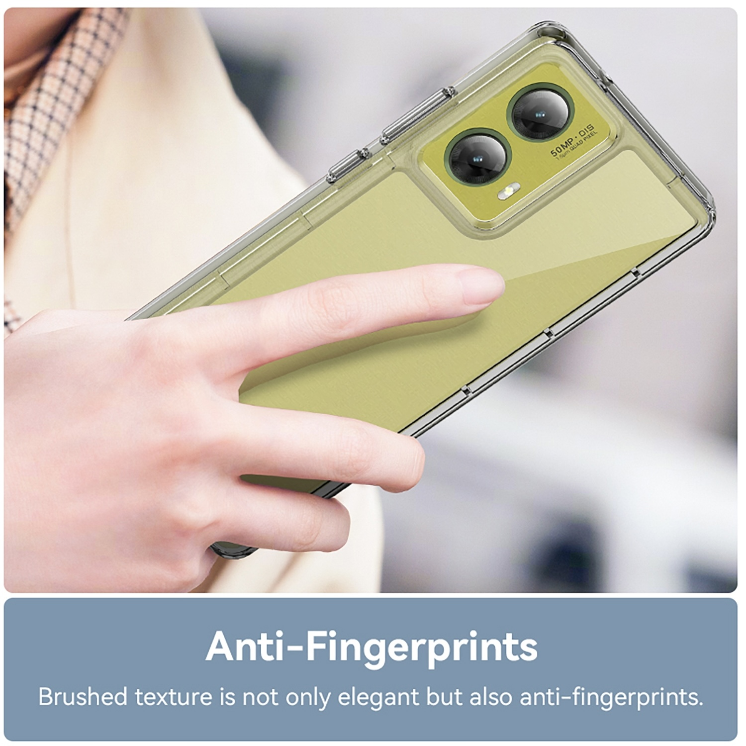 Un teléfono en una funda protectora transparente. Una mano sostiene el teléfono. El fondo está borroso.
