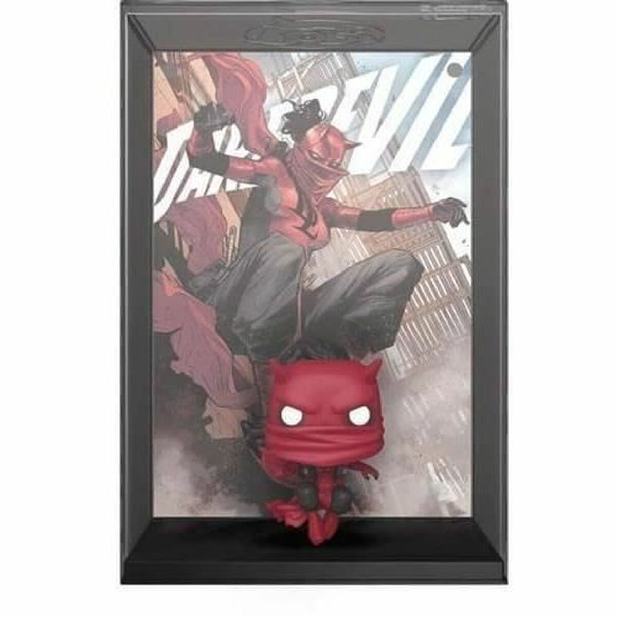 Copertina del fumetto di Daredevil incorniciata e personaggio Funko Pop. Il personaggio è rosso, indossa una maschera, davanti alla copertina.