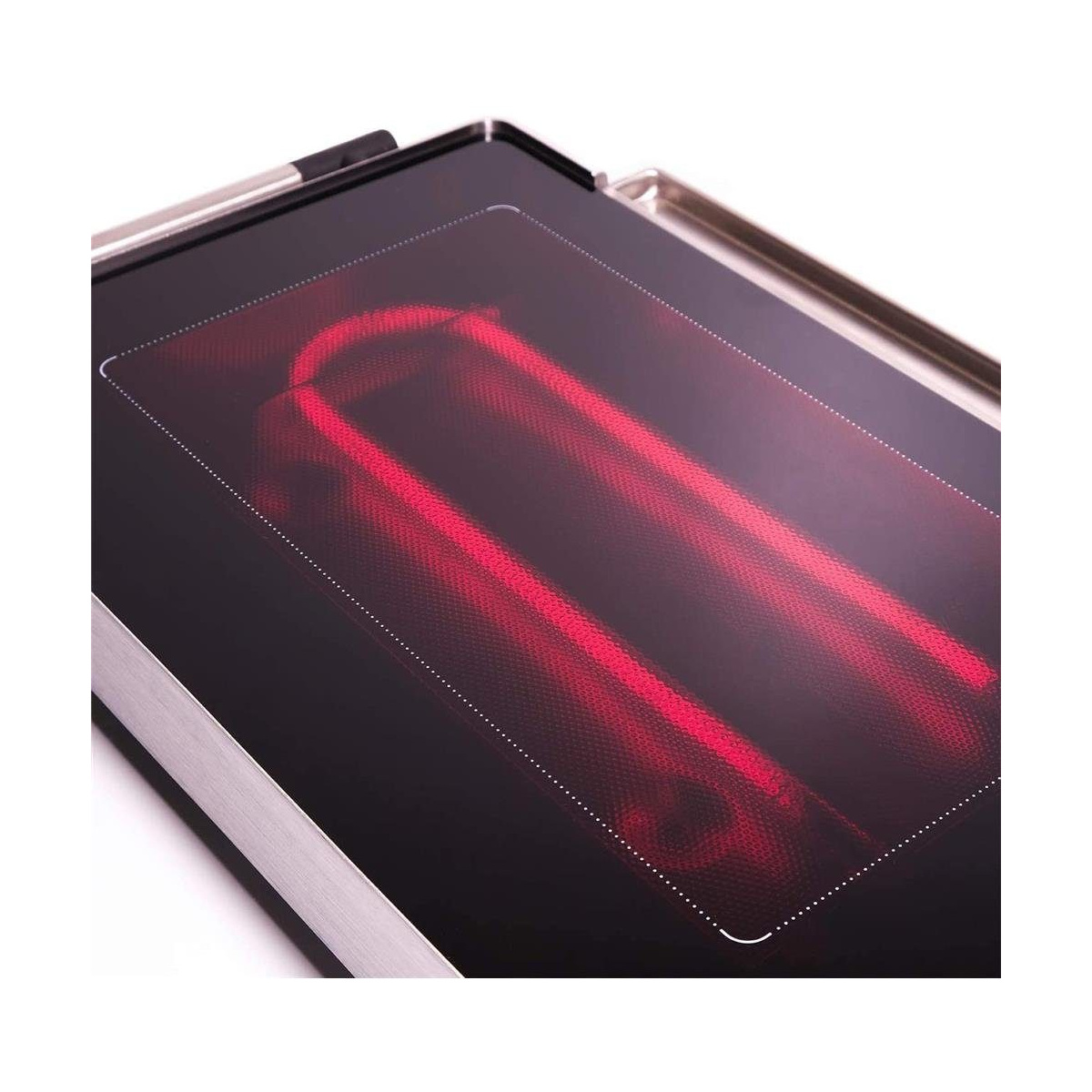Nahaufnahme eines schwarzen Kochfelds mit einem rot glühenden Heizelement.