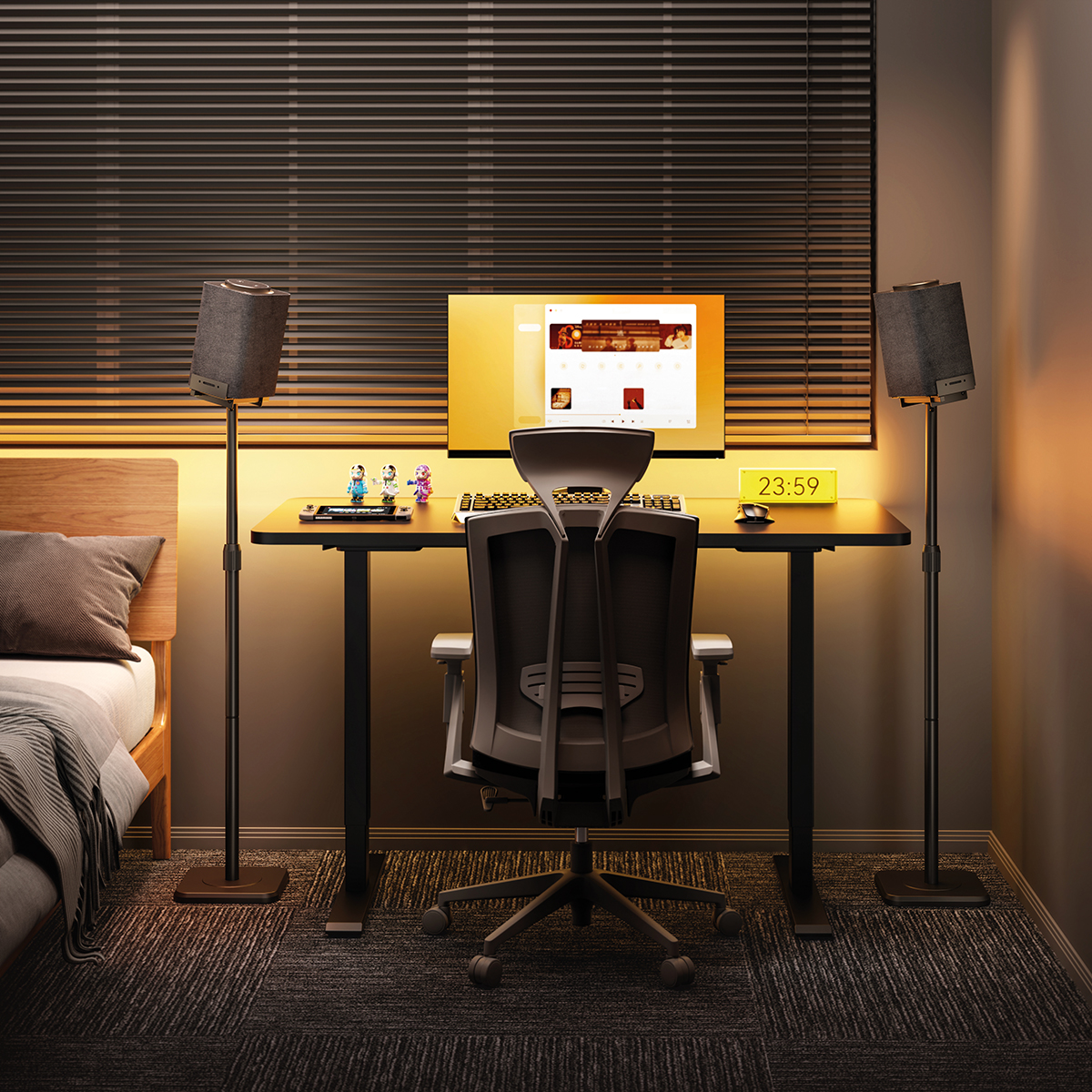 Schreibtisch mit Computer, Lautsprechern und Bett. Dunkler Raum mit Jalousien. Licht an.
