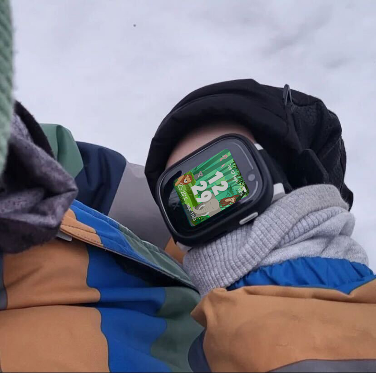 Eine Person trägt eine Uhr. Die Uhr zeigt eine Digitaluhr.