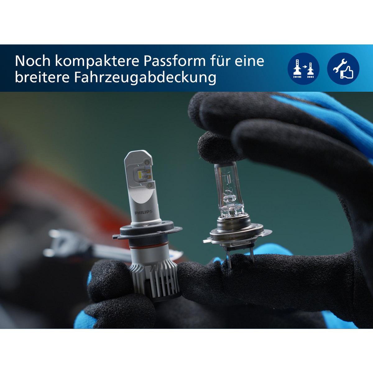 Nahaufnahme von zwei Autolampen, die von einer behandschuhten Hand gehalten werden. Eine in Fassung, die andere separat.
