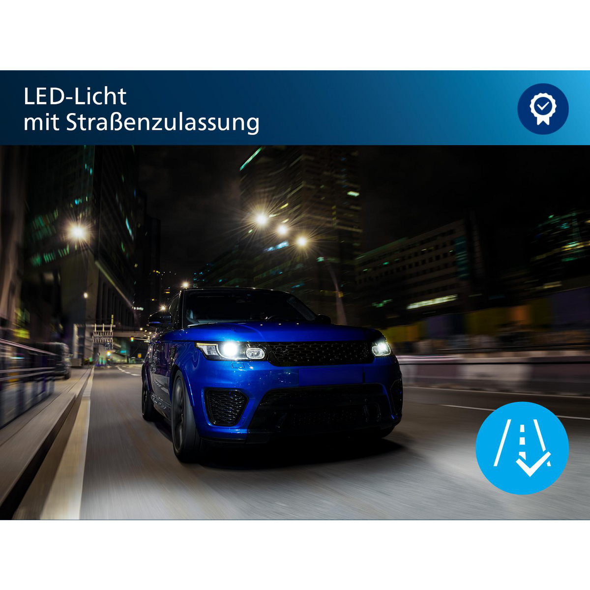 Blaues Auto fährt nachts, Scheinwerfer an, Stadtlichter im Hintergrund, Produktwerbung.