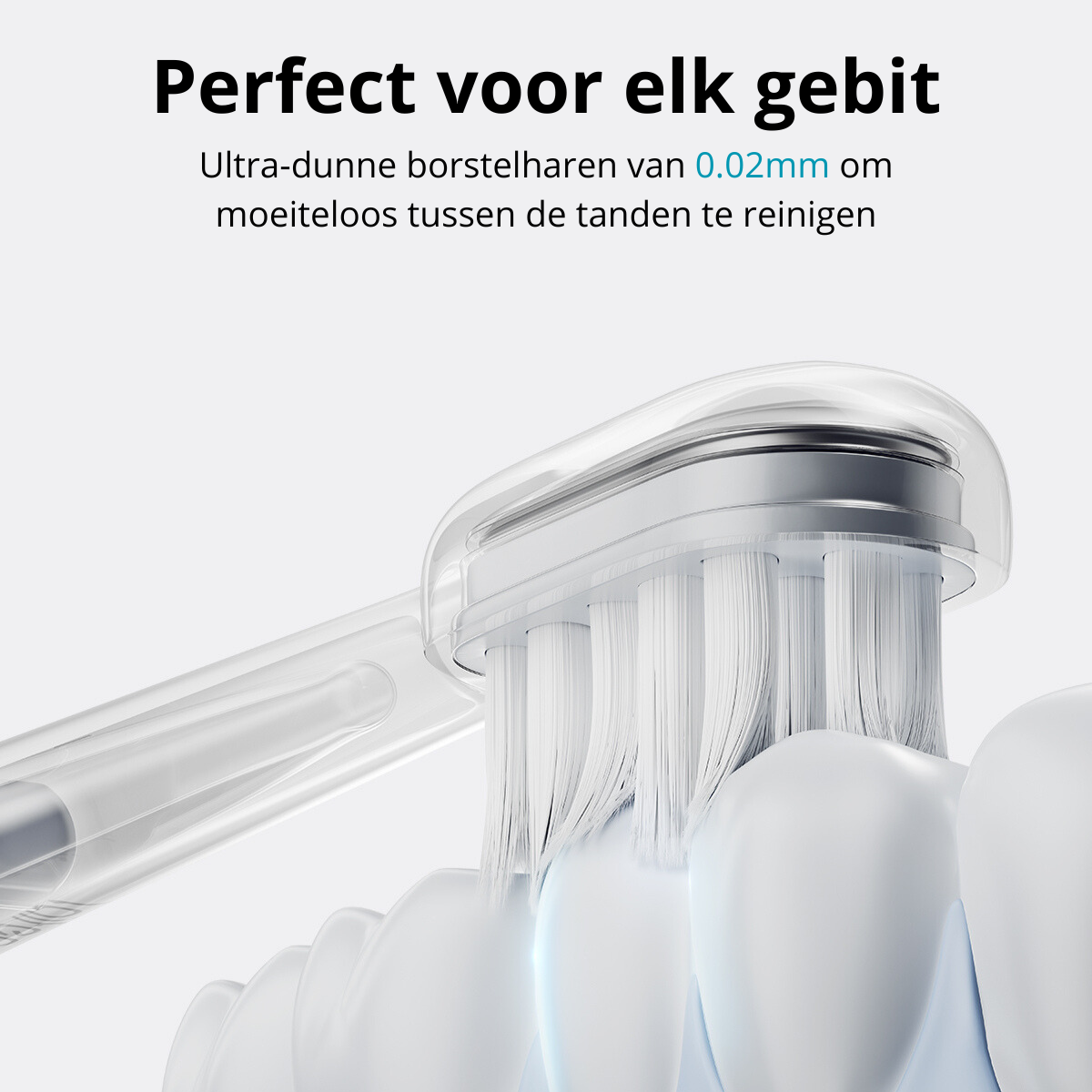 Zbliżenie główki szczoteczki do zębów. Białe włosie i przezroczysty uchwyt. W otoczeniu stomatologicznym.