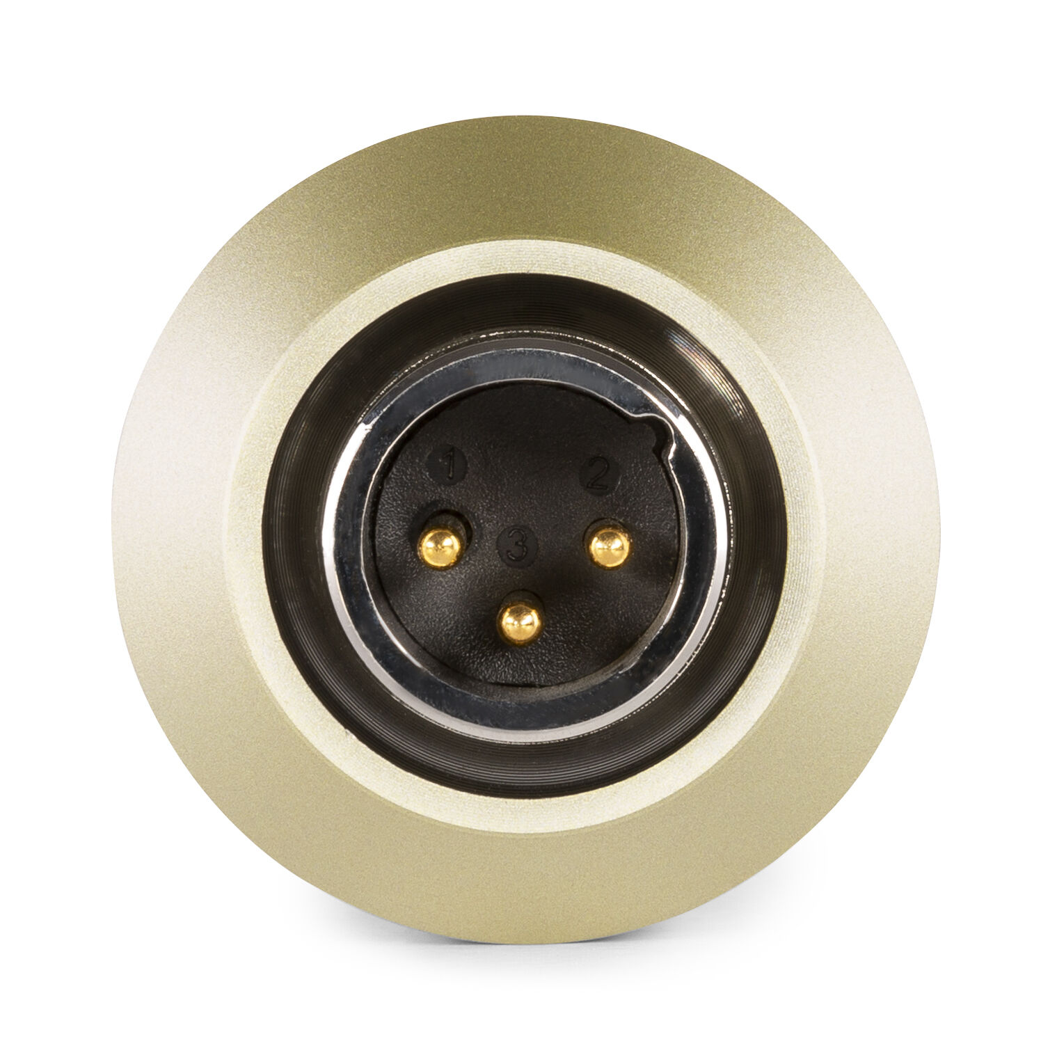 Goudkleurige ronde connector met drie pinnen. Witte achtergrond. Close-up.