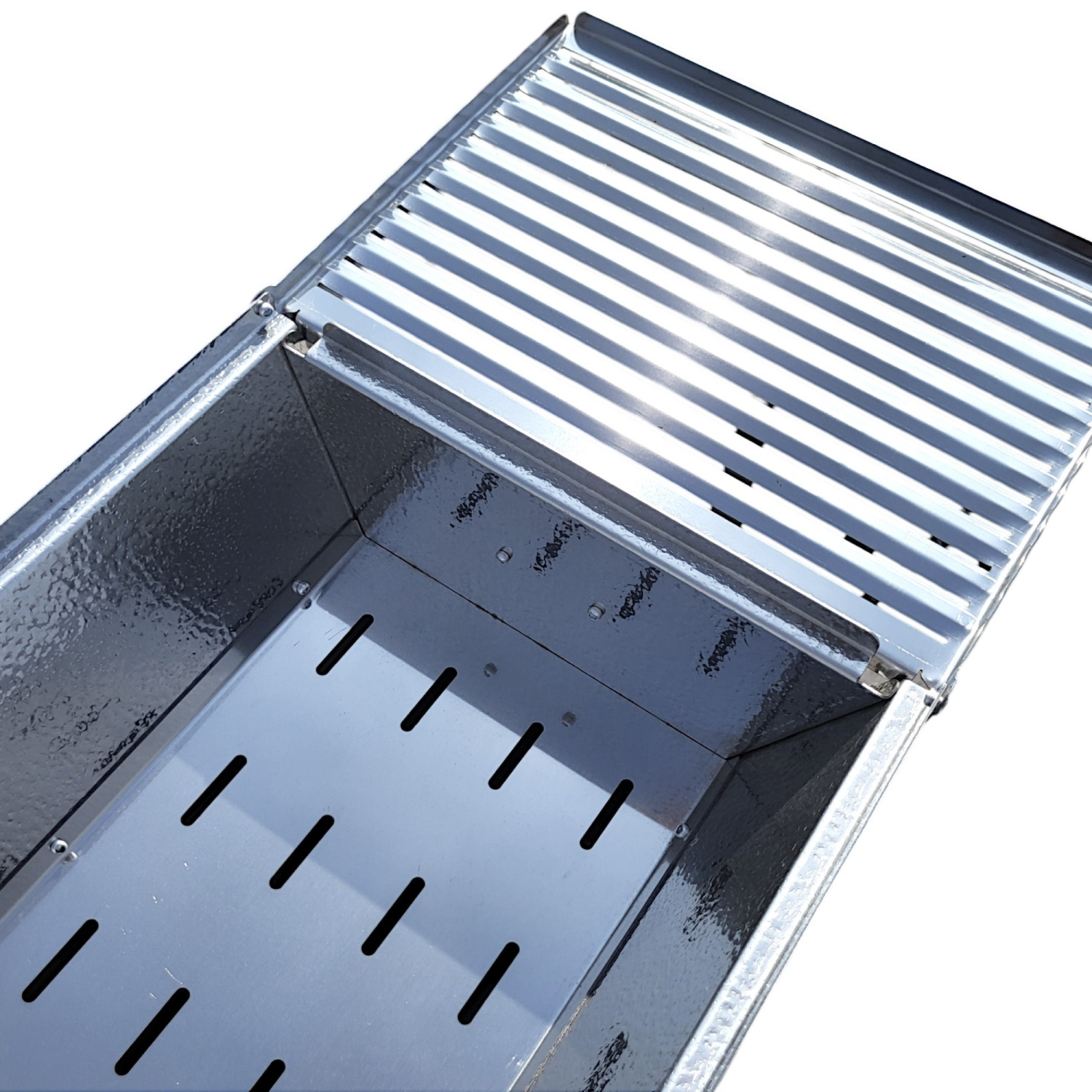 Glänzender Metallgrill für einen Grill, mit rechteckiger Form und Schlitzen.