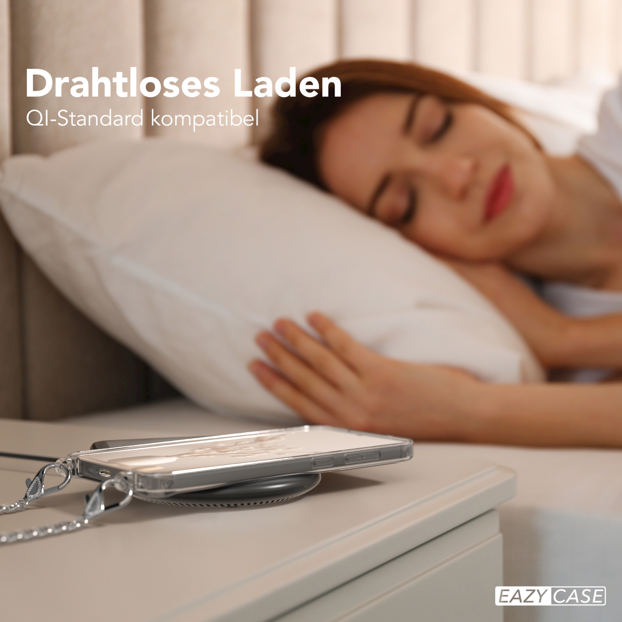 Frau schläft neben Nachttisch. Telefon wird kabellos geladen.