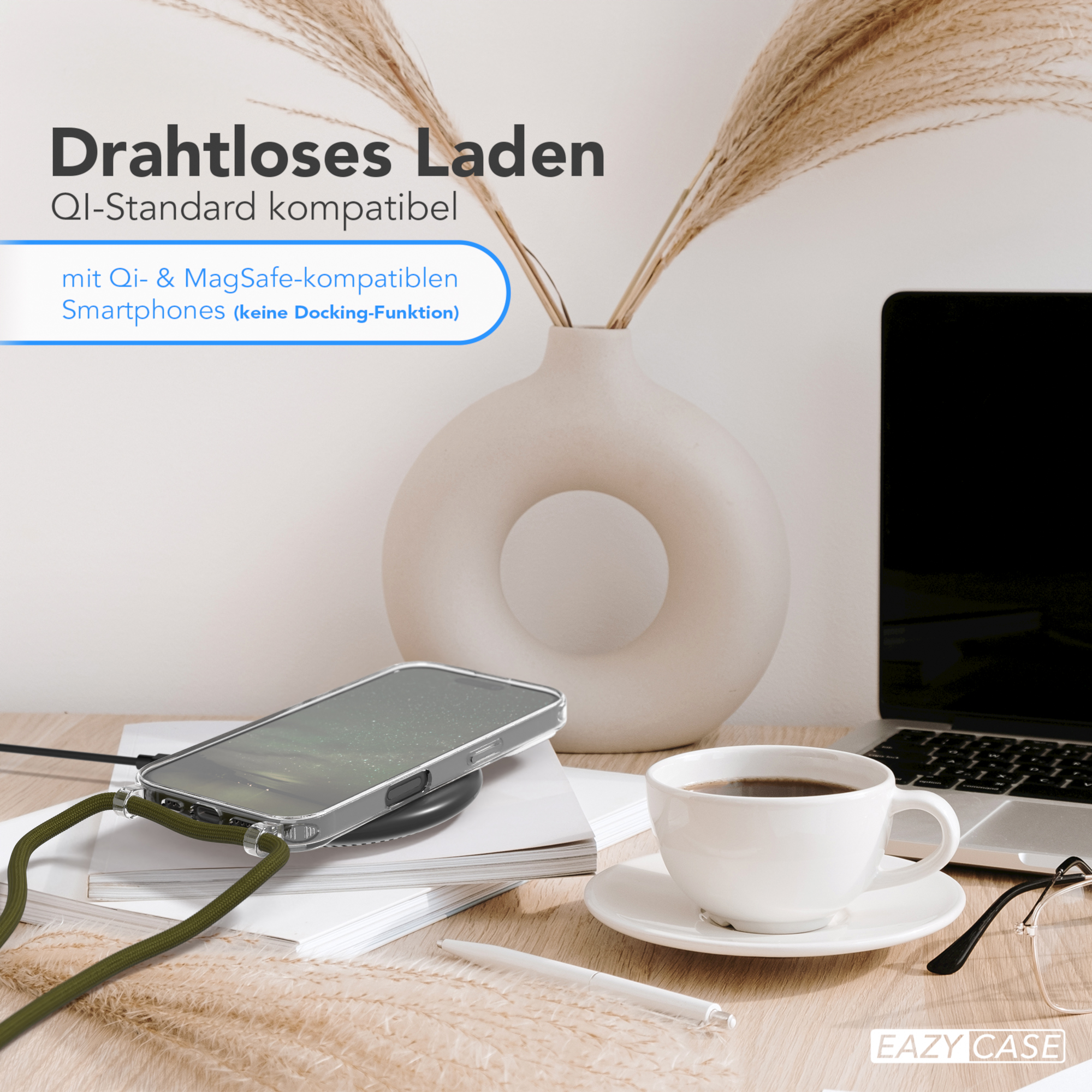 Telefon auf kabellosem Ladegerät, mit Kaffeetasse und anderen Gegenständen auf einem Schreibtisch.