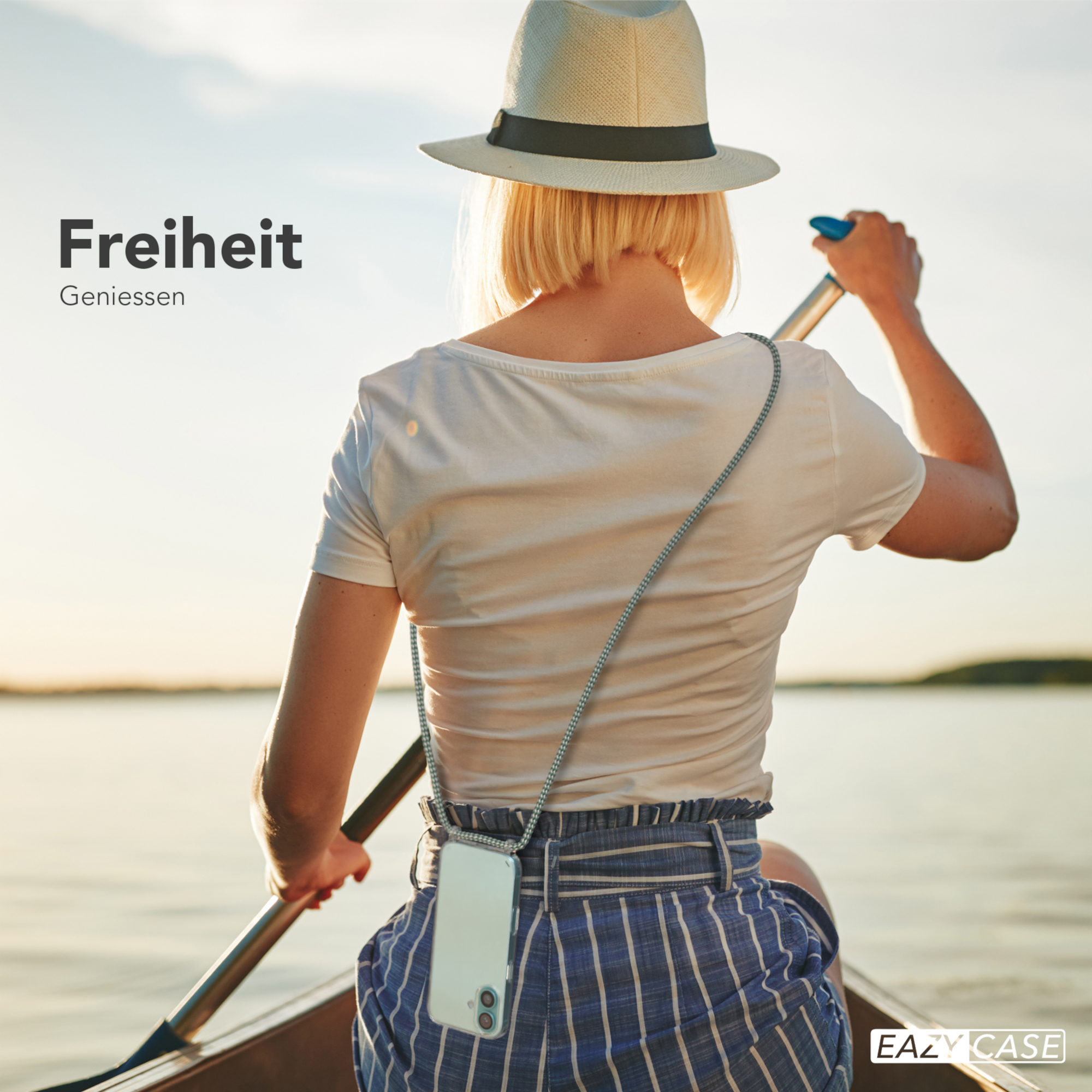 Eine Frau auf einem Boot mit Hut und Handyhülle mit Riemen. Text oben: Freiheit.