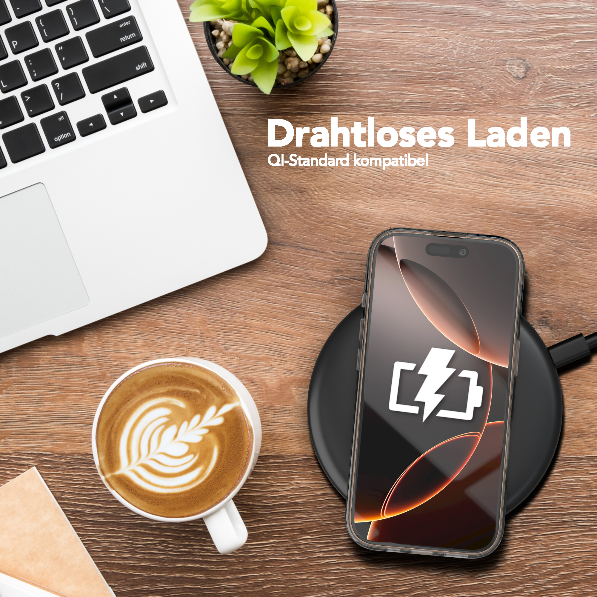 Laptop, Telefon und Kaffee auf einem Holzschreibtisch. Kabelloses Laden und eine Pflanze sind sichtbar.