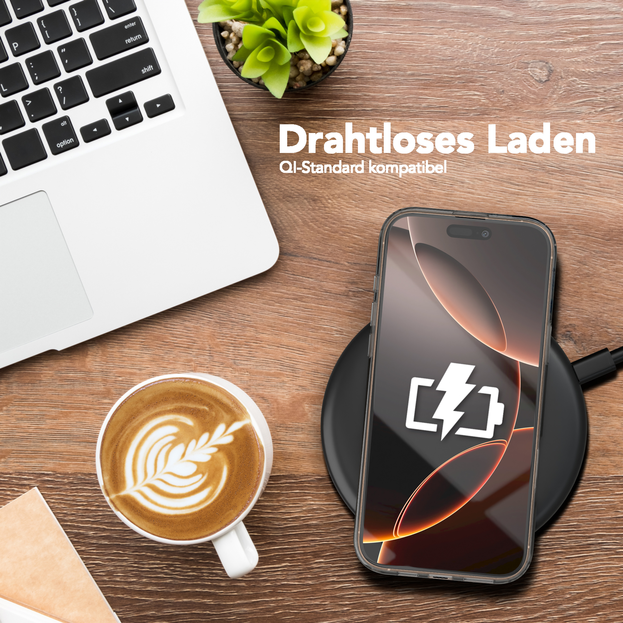 Ein kabellos ladendes Telefon auf einem Ladegerät, in der Nähe eines Laptops und einer Kaffeetasse mit Latte Art.
