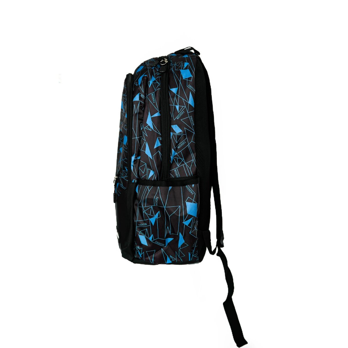 Schwarzer Rucksack mit blauem geometrischem Design, Seitentasche und schwarzen Trägern, isoliert auf Weiß.