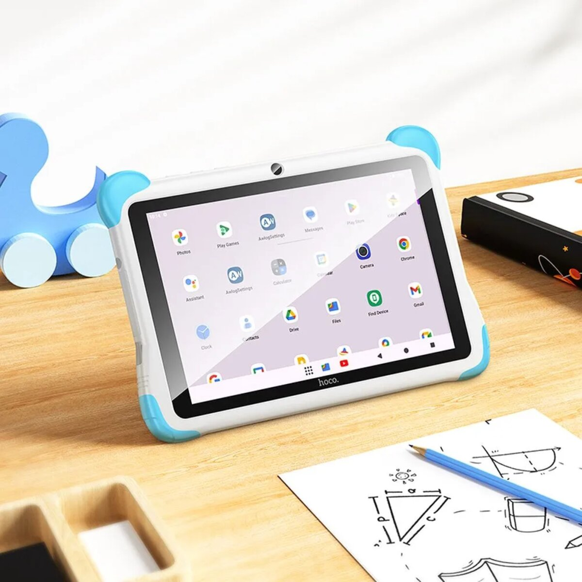Ein weißes Tablet mit blauen Ohren, das auf einem Holztisch liegt. Icons sind auf dem Bildschirm zu sehen.