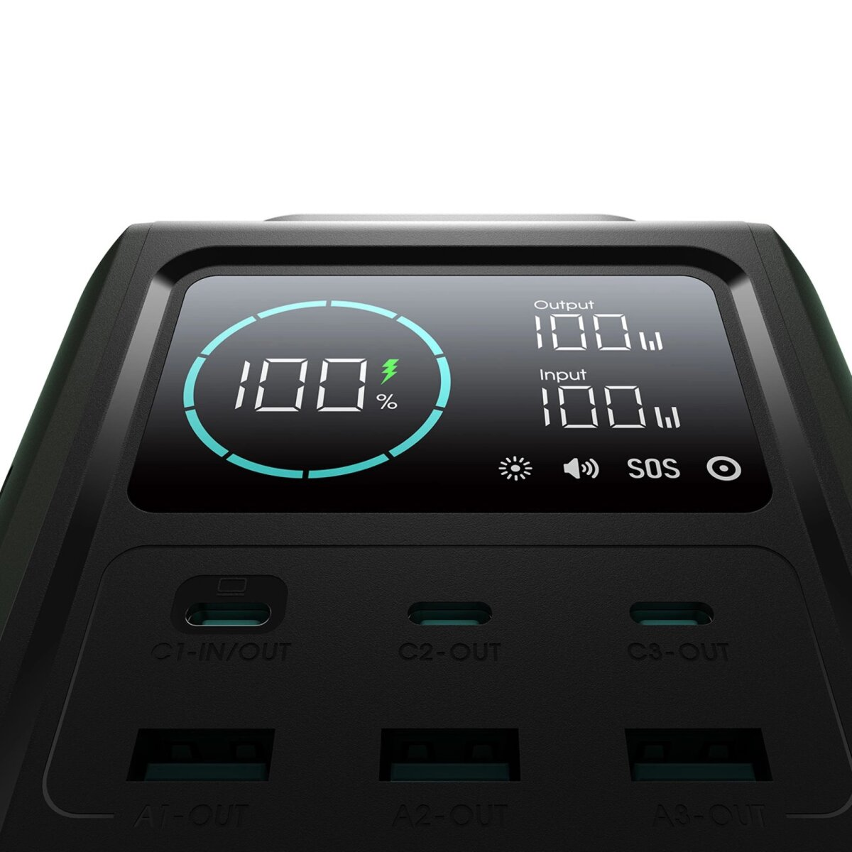 Czarny power bank z cyfrowym wyświetlaczem pokazującym 100%. Widoczne wiele portów na dole.