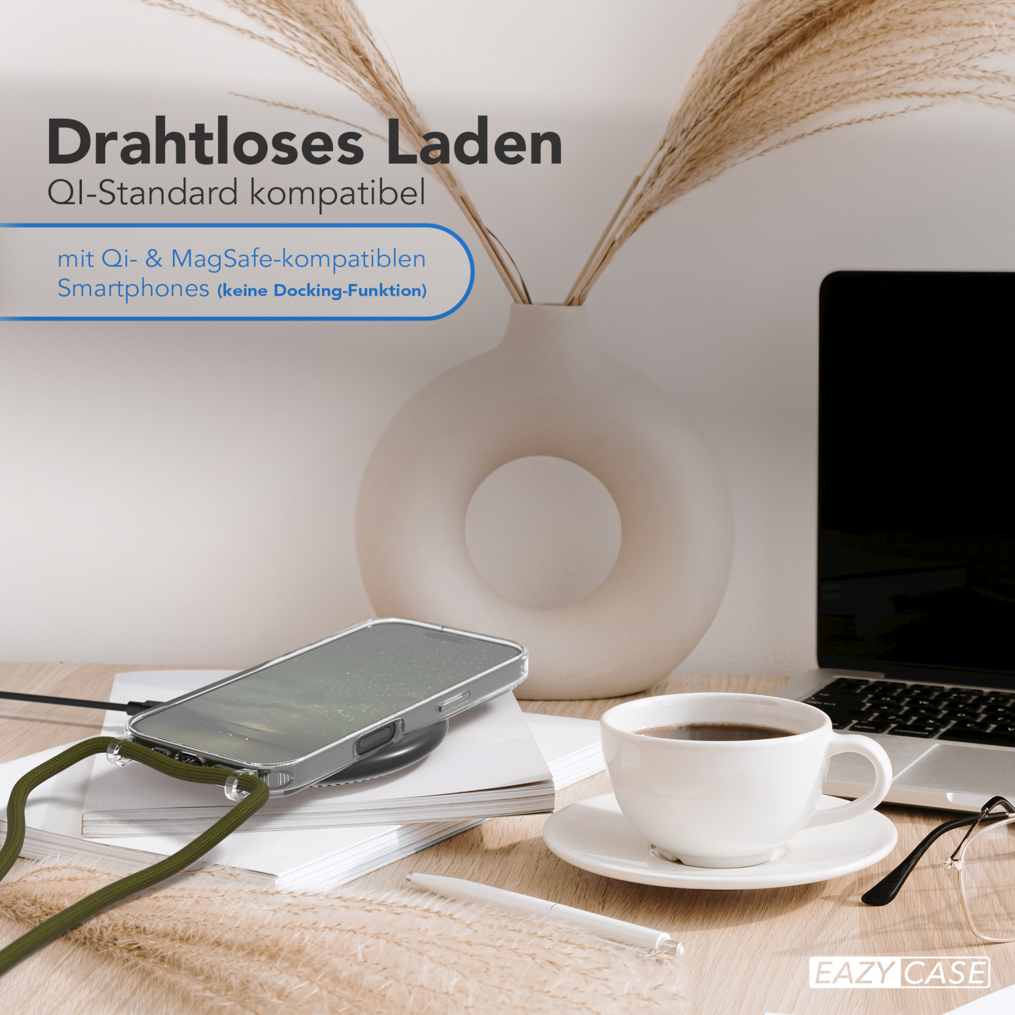 Telefon kabellos laden. Telefon auf einem Ladepad mit einer Tasse und Vase im Hintergrund.