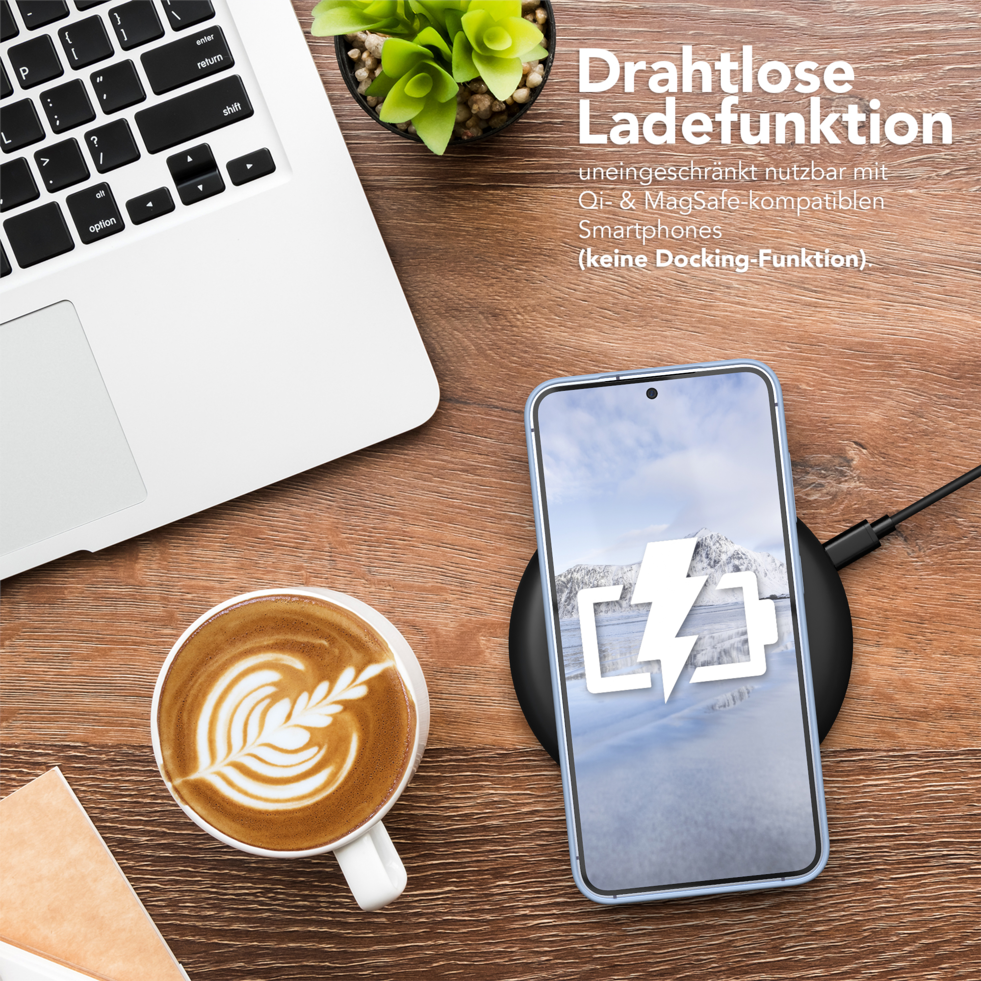 Ein Smartphone, das auf einem kabellosen Ladepad geladen wird, neben einer Kaffeetasse auf einem Holztisch.
