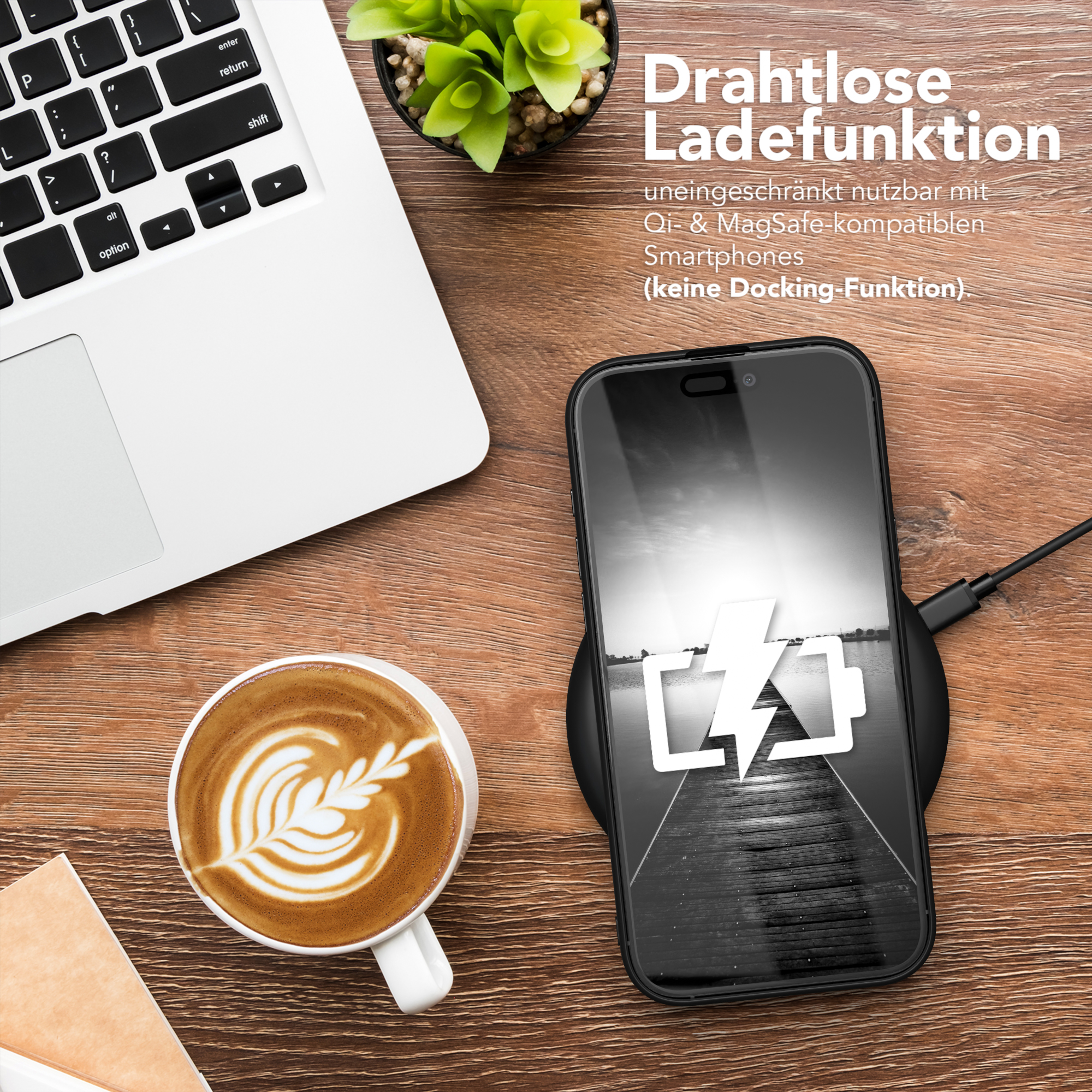 Draufsicht auf ein Telefon, das drahtlos auf einem Holztisch geladen wird.