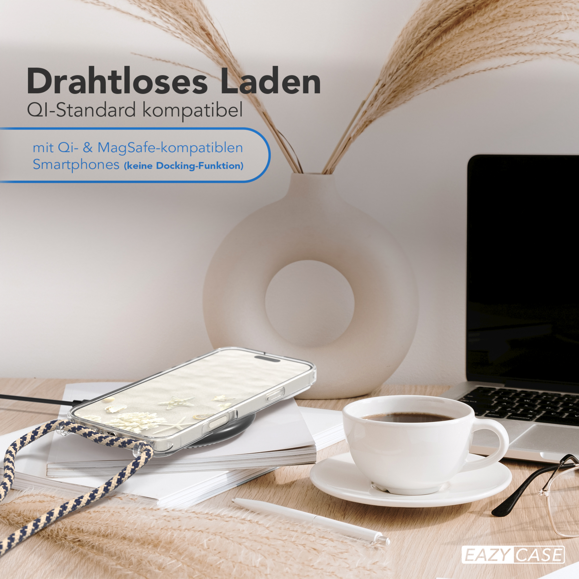 Telefon lädt kabellos, eine Kaffeetasse und ein Laptop auf einem Holztisch.