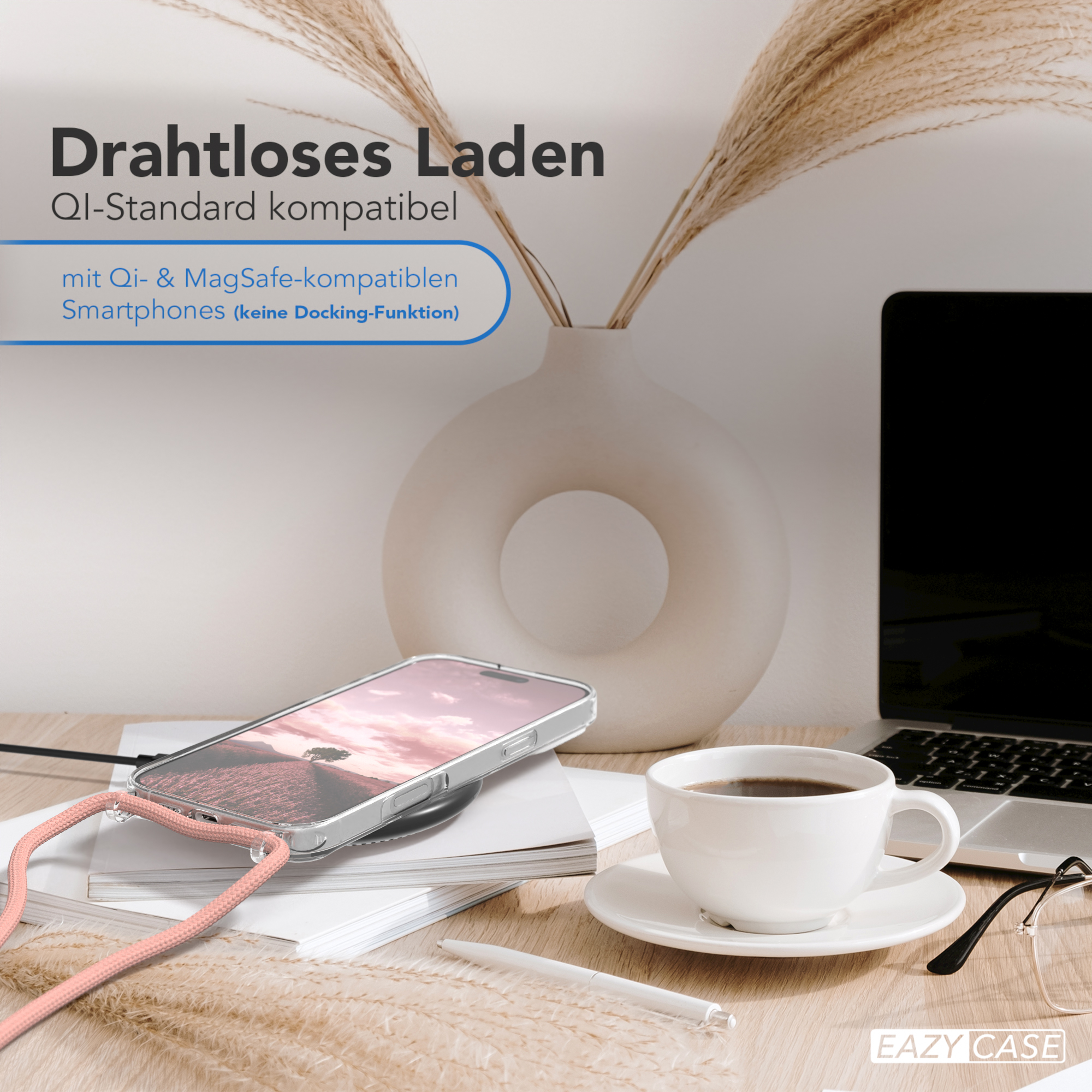 Telefon lädt drahtlos, daneben Kaffeetasse und Vase.