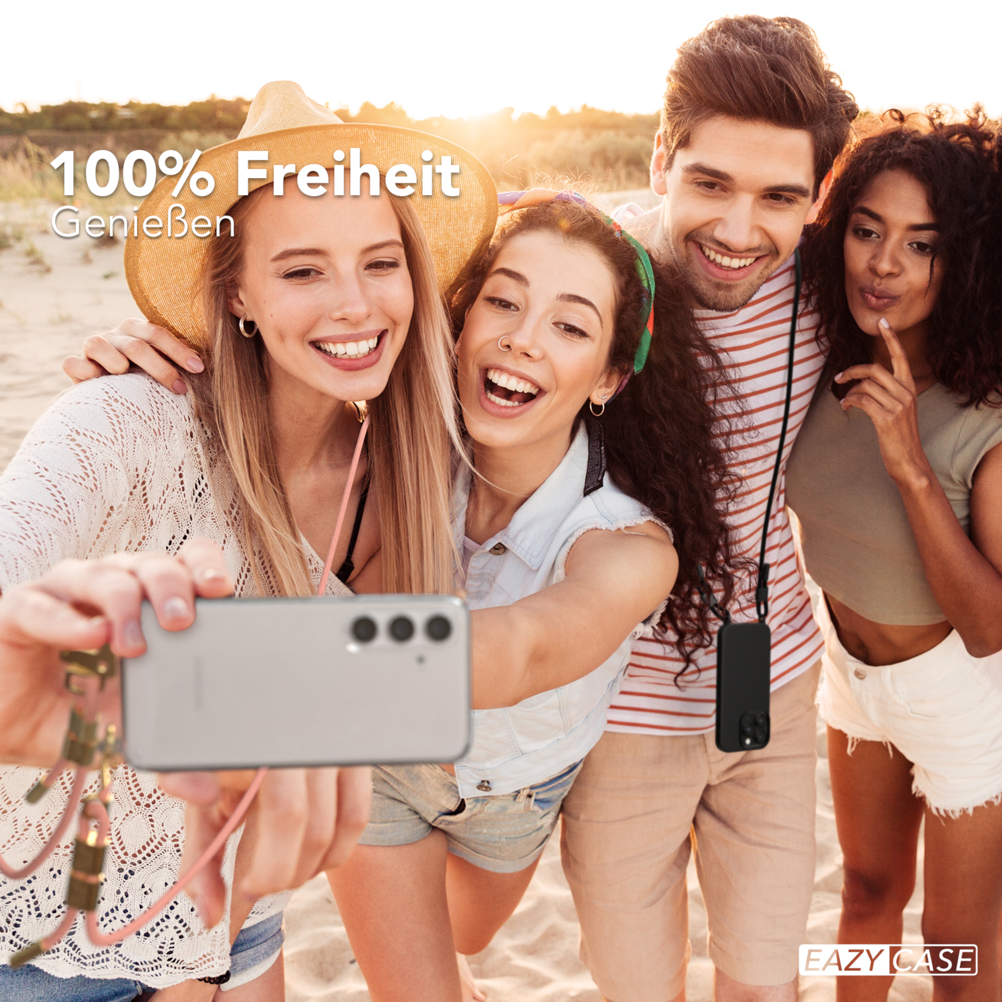 Freunde machen Selfie mit Handyhülle am Strand, lächelnd, sonniger Tag.