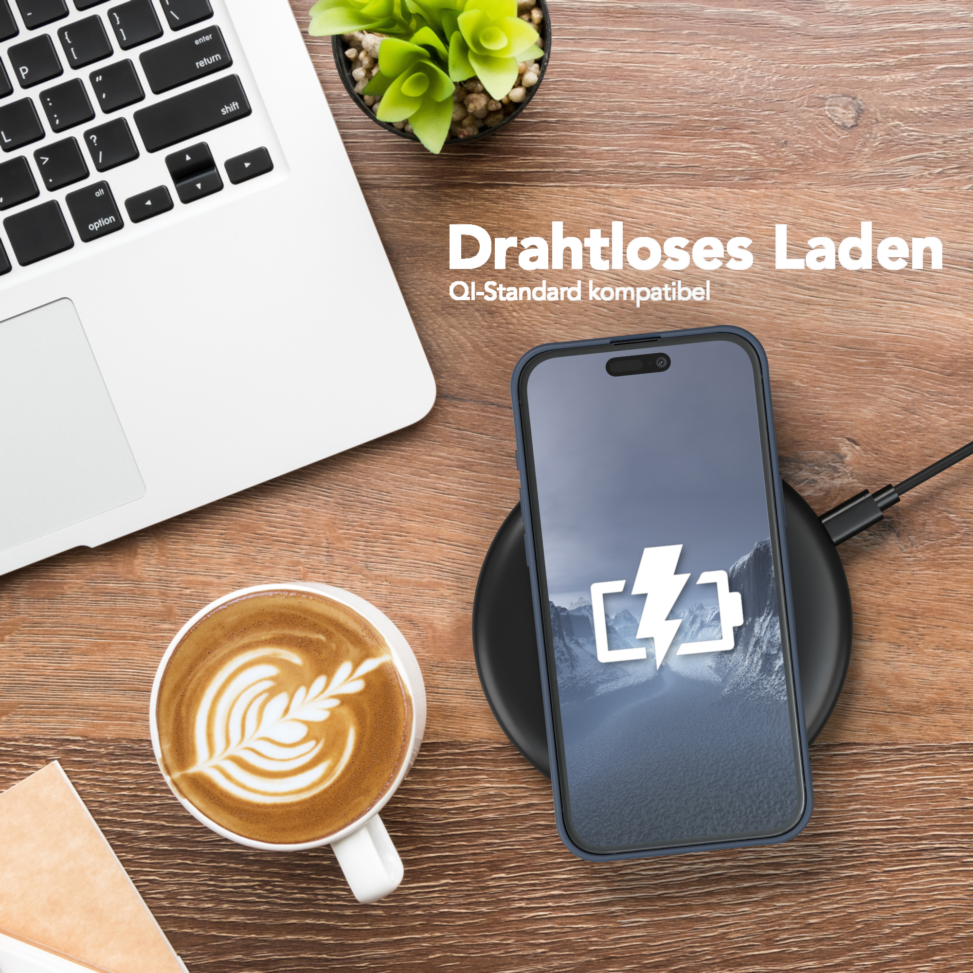 Telefon auf kabellosem Ladegerät, neben Laptop und Kaffeetasse mit Latte Art, auf einem Holztisch.