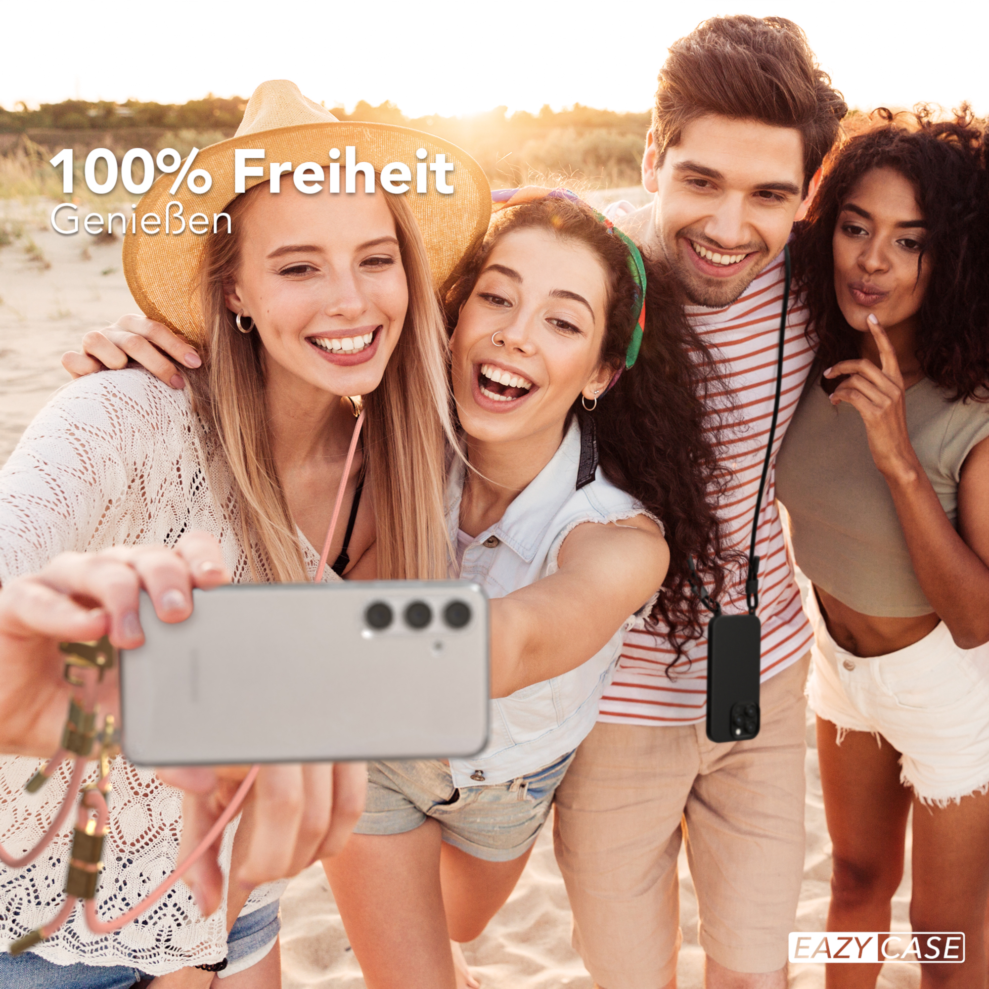 Vier Personen machen ein Selfie am Strand, mit dem Text '100% Freiheit'.