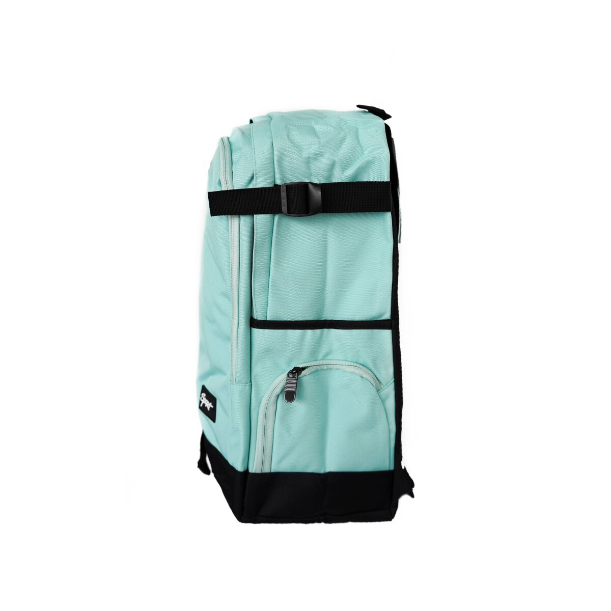 Ein türkisblauer Rucksack mit schwarzen Akzenten und einem schwarzen Riemen. Er steht aufrecht vor weißem Hintergrund.