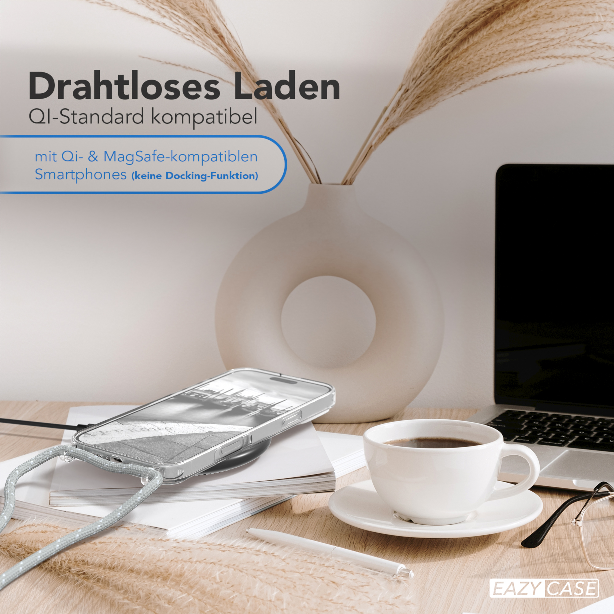 Ein Telefon in einer durchsichtigen Hülle liegt auf einem Holztisch mit einer Kaffeetasse und einem Laptop, mit Text.