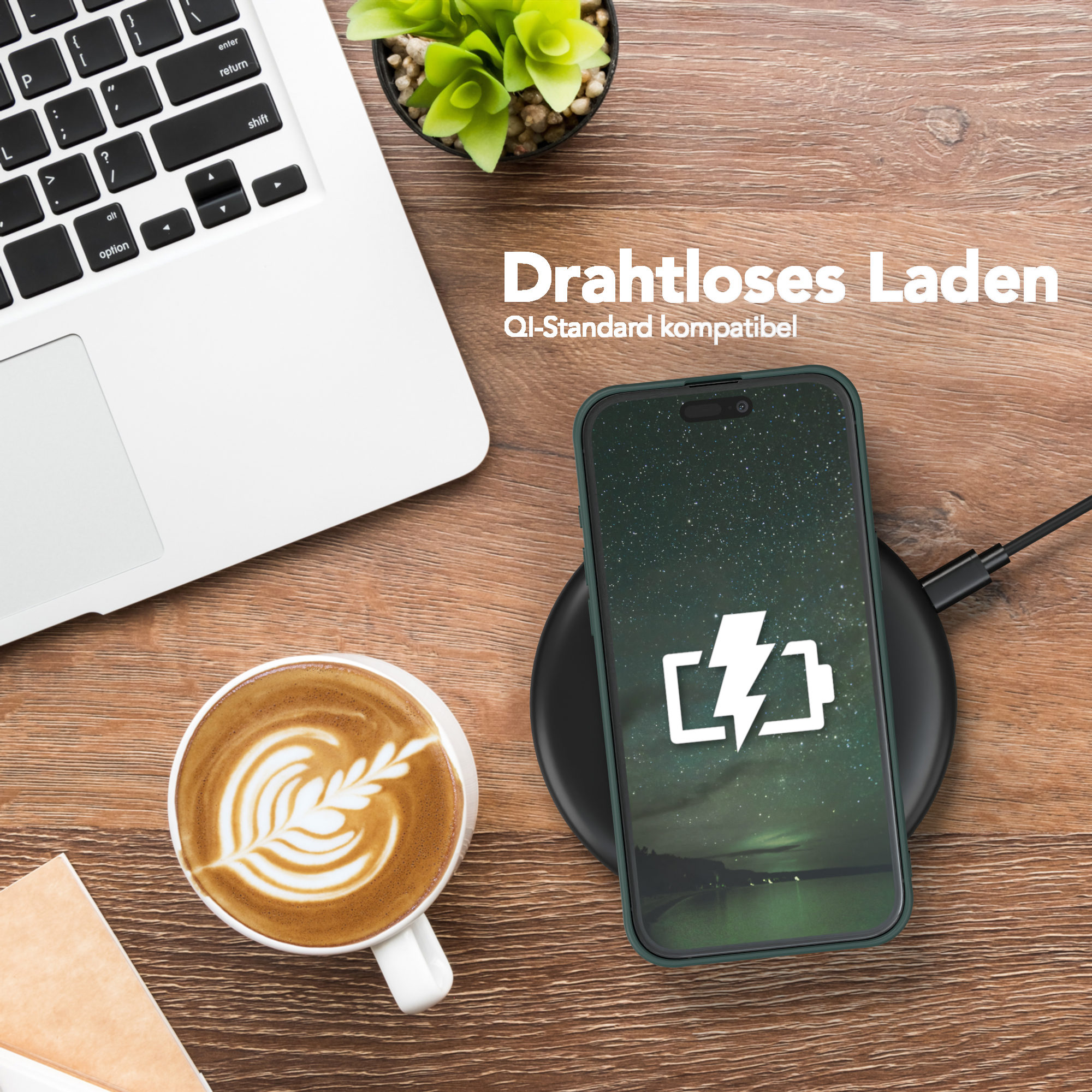 Ein Telefon lädt kabellos auf einem schwarzen Ladepad, mit einer Kaffeetasse und einem Laptop.