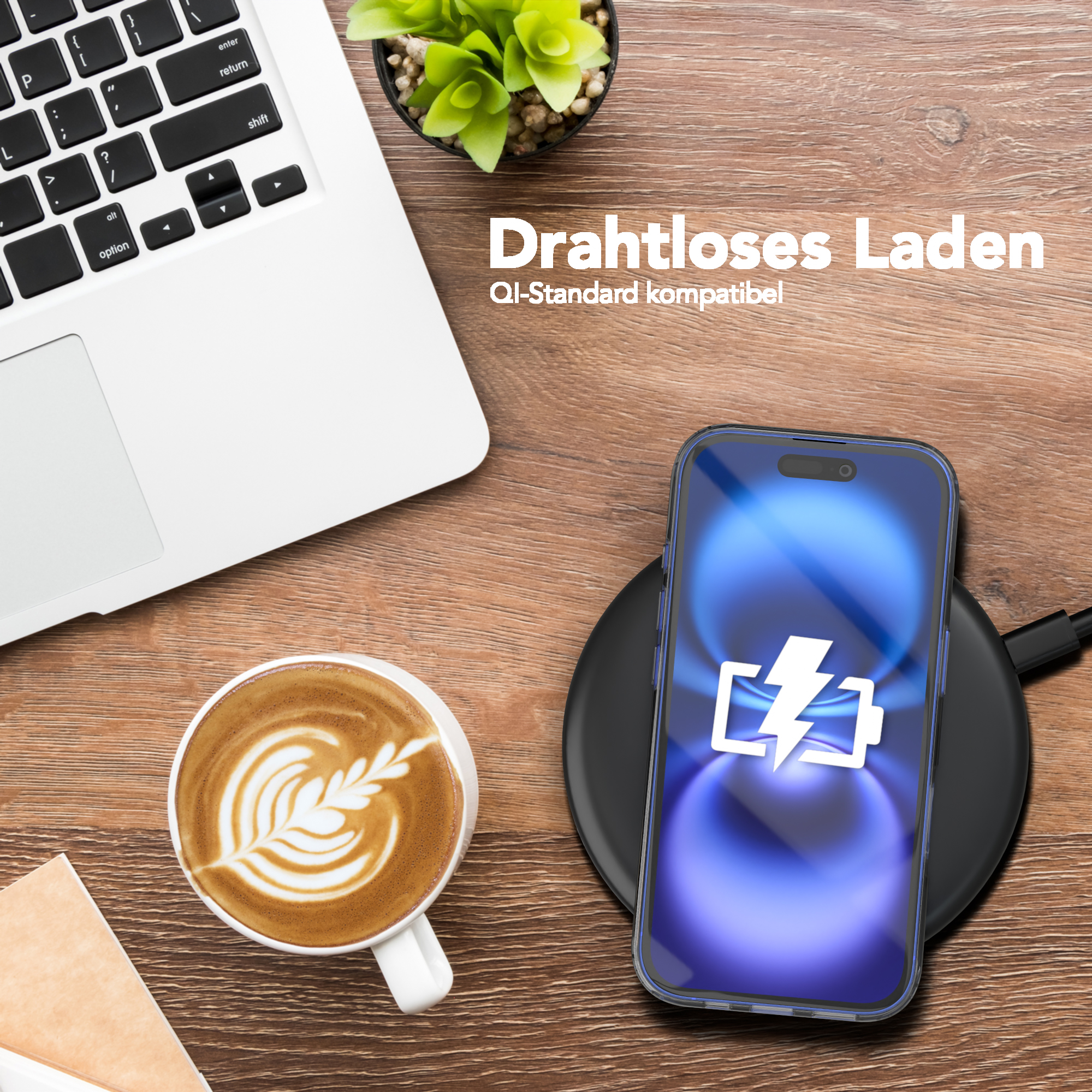 Ein Telefon auf einem kabellosen Ladegerät, mit einer Tasse Kaffee und einem Laptop.