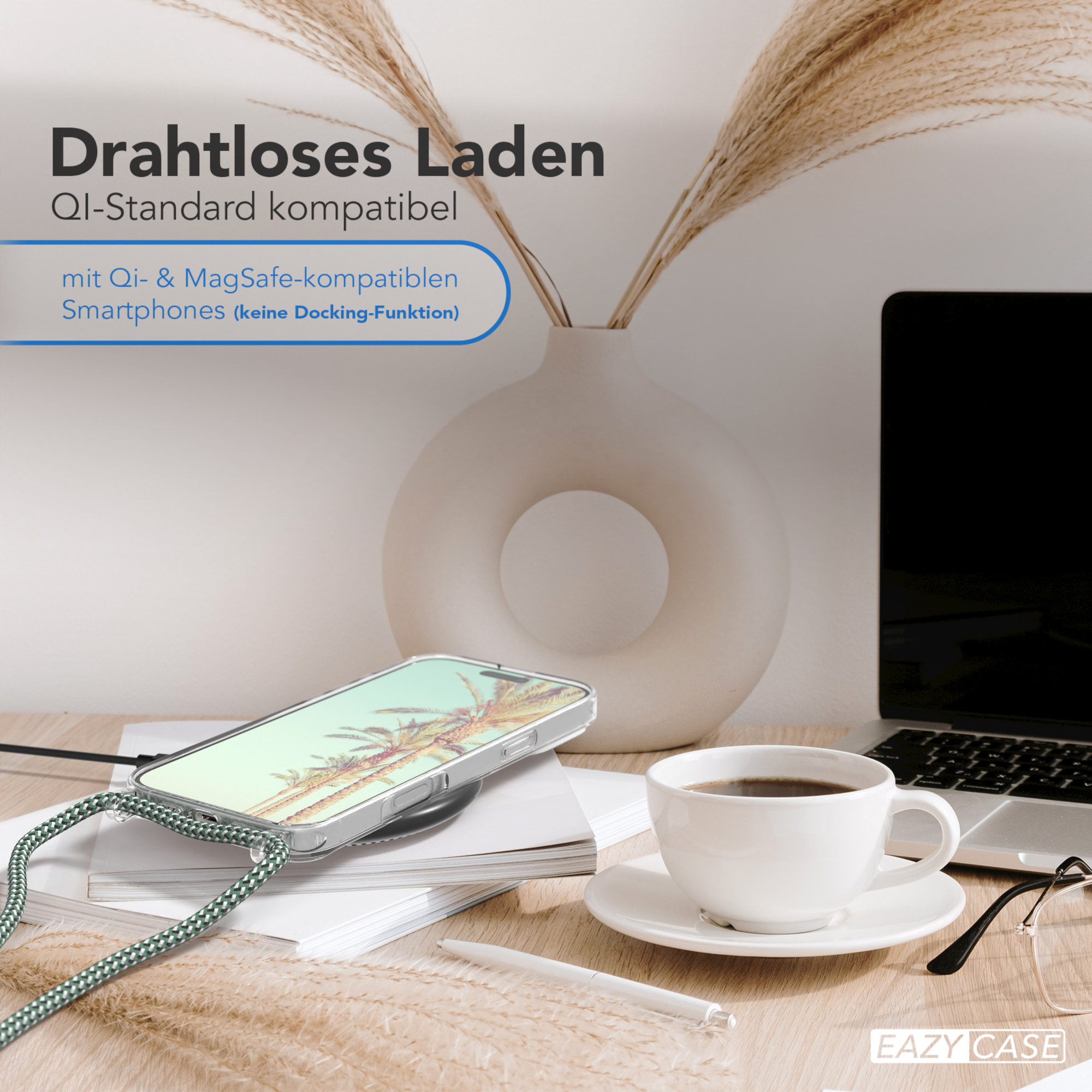 Ein Telefon in einer durchsichtigen Hülle liegt auf einem Tisch mit einer Kaffeetasse und einem Laptop. Die Hülle hat ein Palmenmuster.