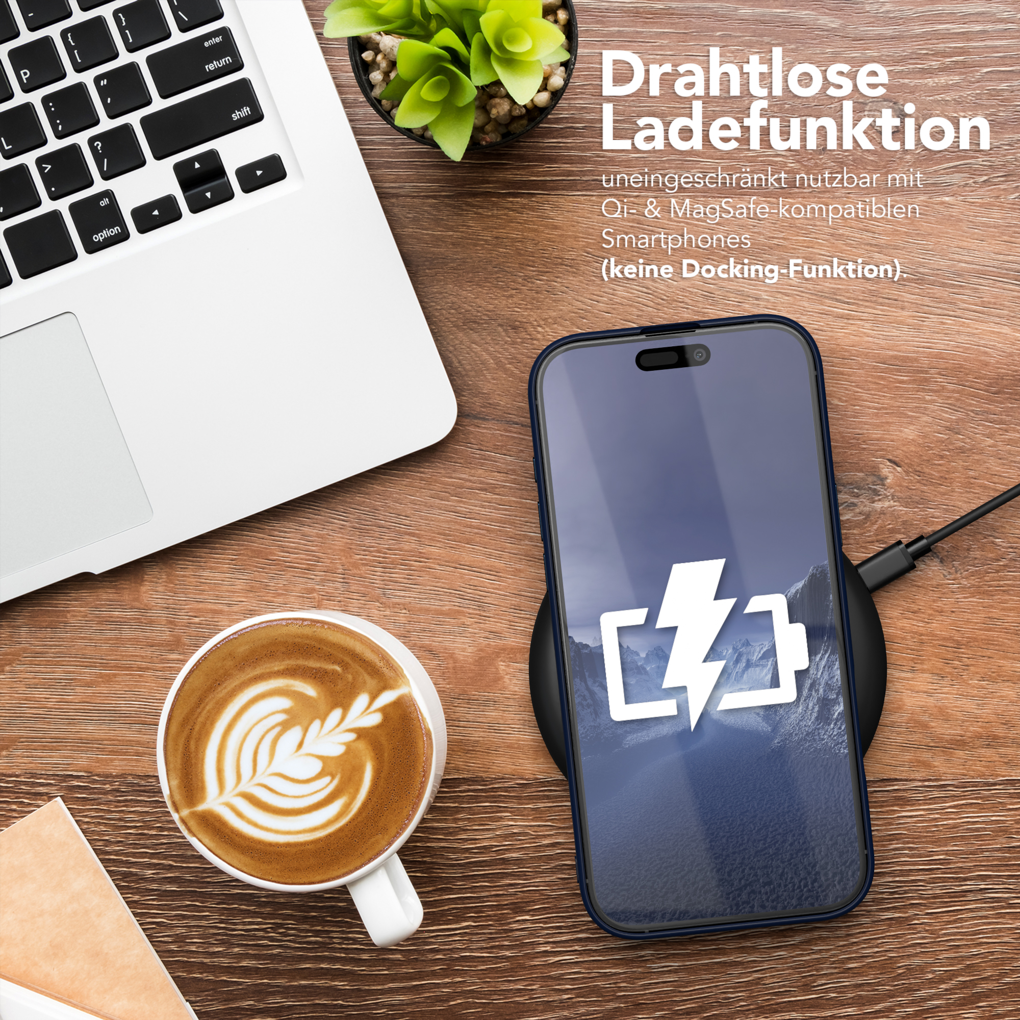 Ein Telefon, das drahtlos neben einer Kaffeetasse und einem Laptop aufgeladen wird. Das Telefon zeigt einen Blitz.
