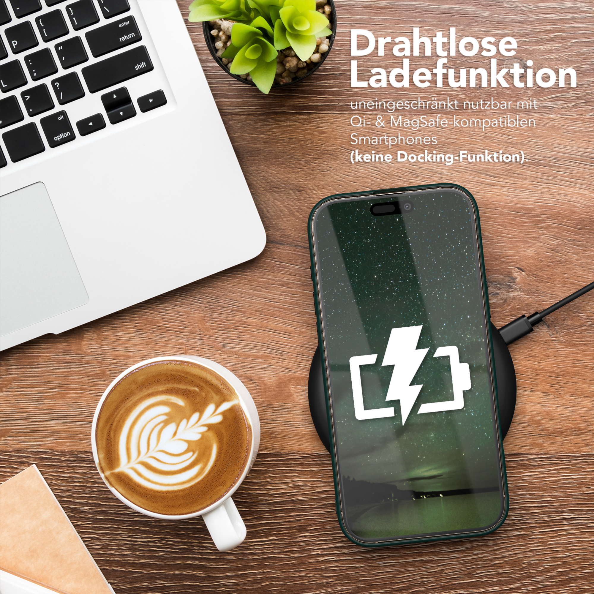 Laptop, Kaffee, Telefon laden. Telefon auf Ladegerät mit Blitzsymbol, Kaffeetasse und Laptop.