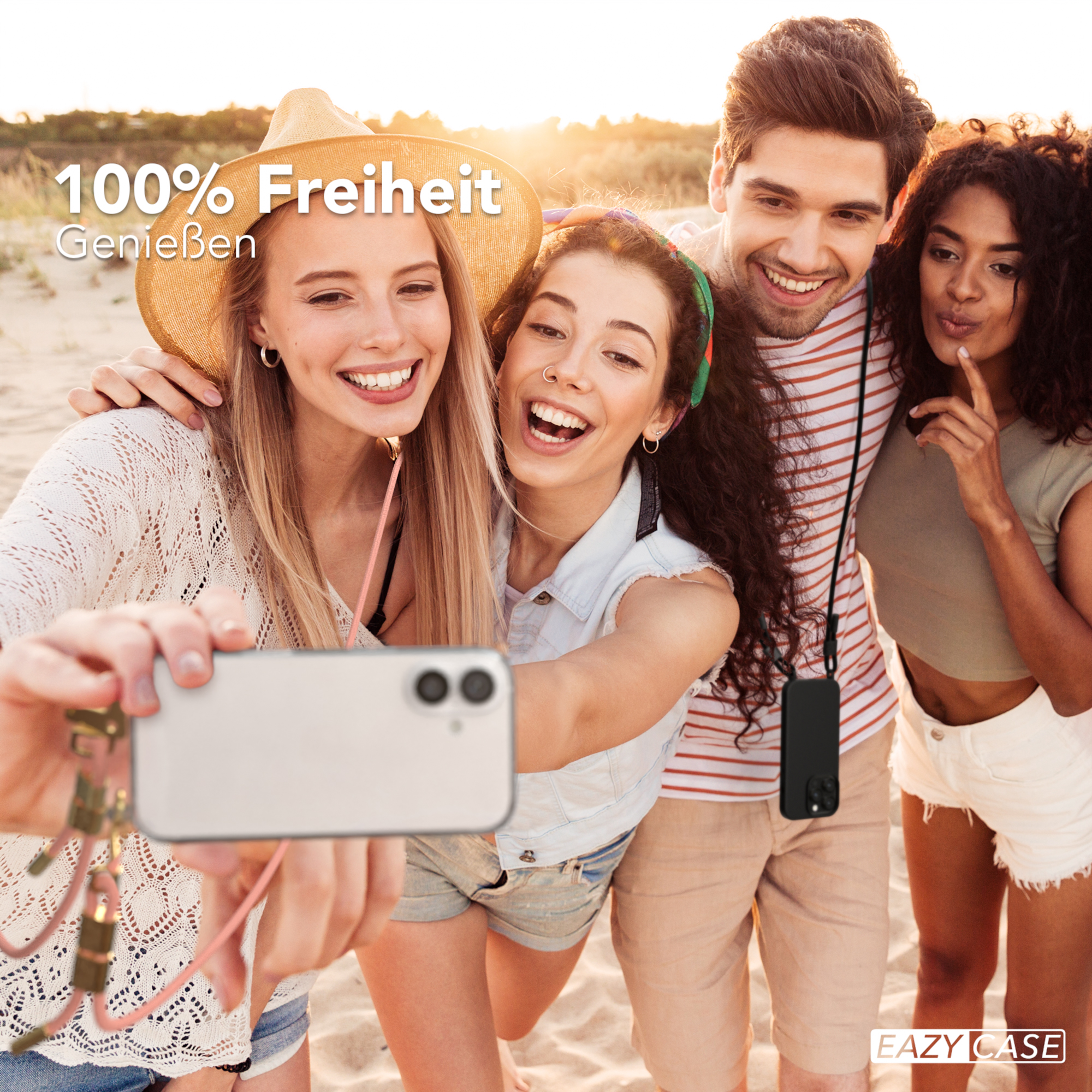Vier Personen lächeln und machen ein Selfie mit einem Telefon. Sie sind am Strand und halten eine Handyhülle.