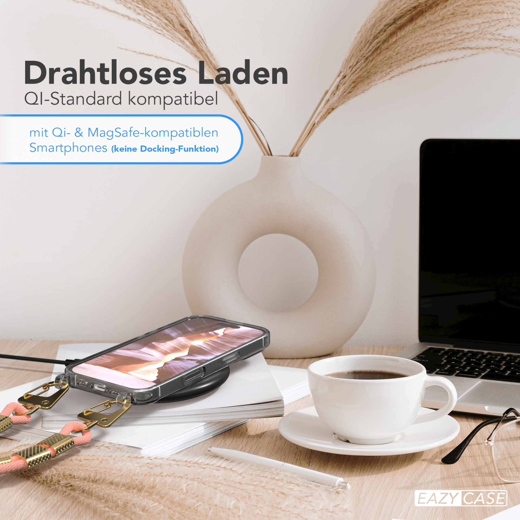 Ein Telefon auf einem kabellosen Ladegerät mit einer Tasse Kaffee und Blumen auf einem Holztisch.