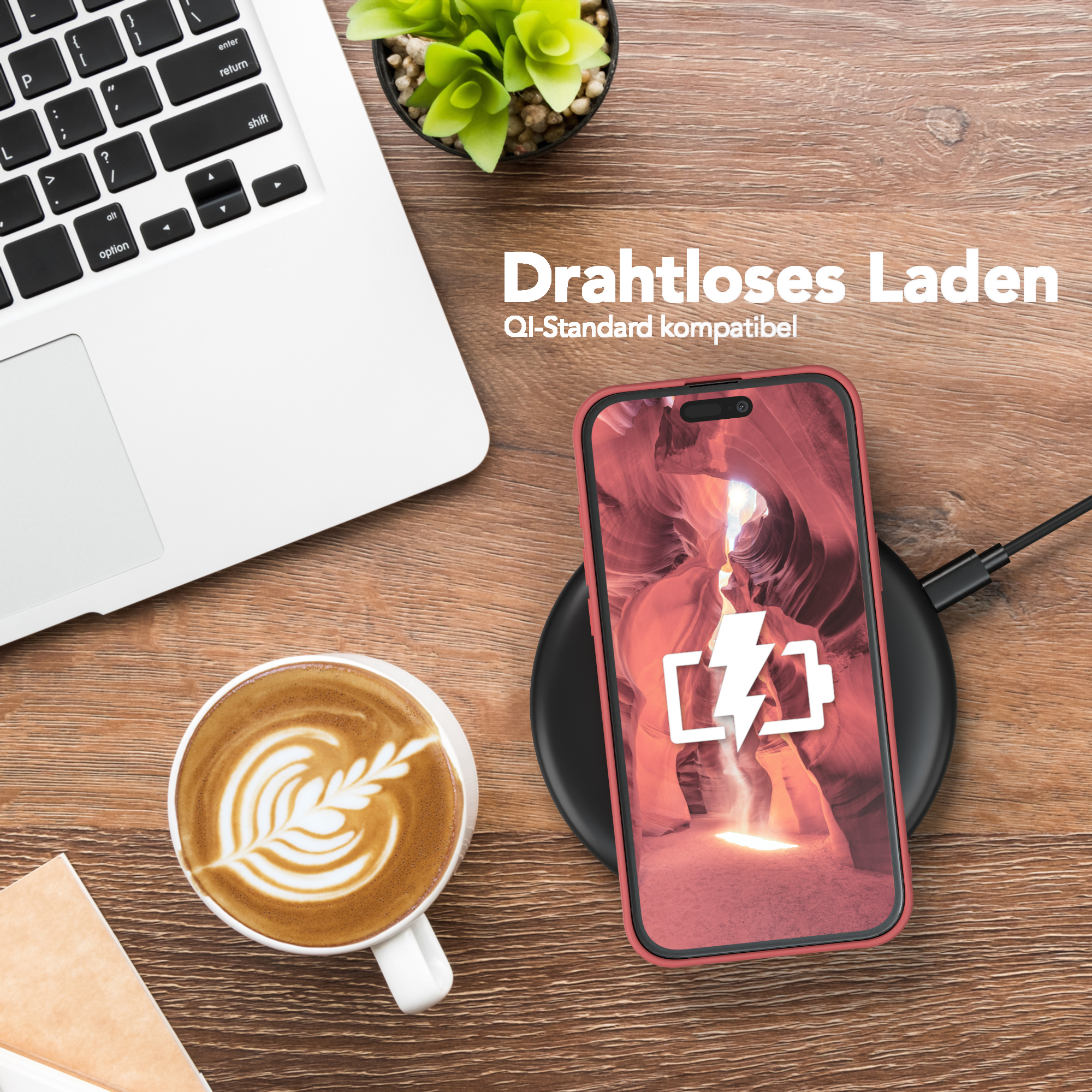 Ein Telefon wird drahtlos auf einem Holztisch mit einer Tasse Kaffee und einem Laptop geladen.