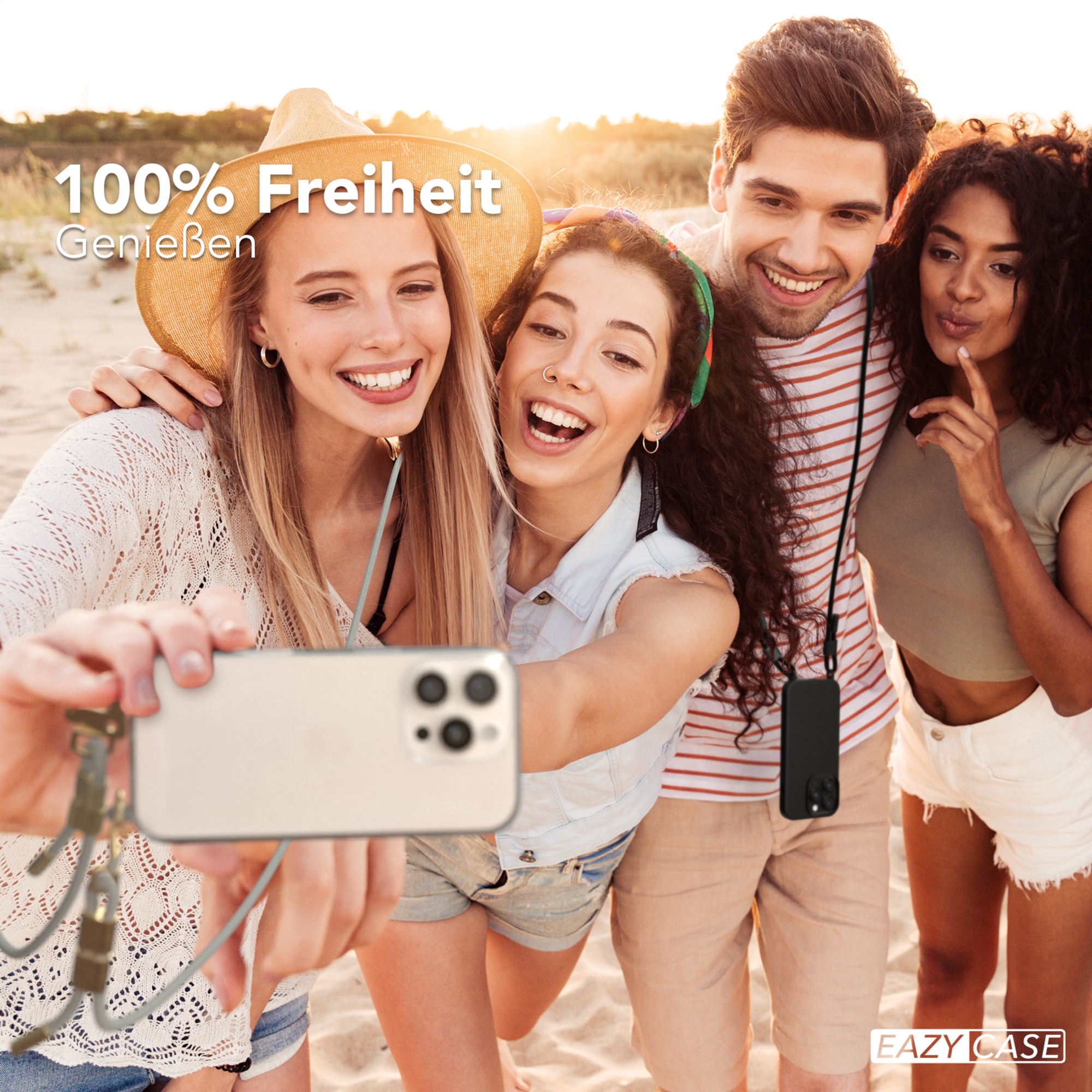 Vier Freunde machen Selfie am Strand. Einer hat Handykette.