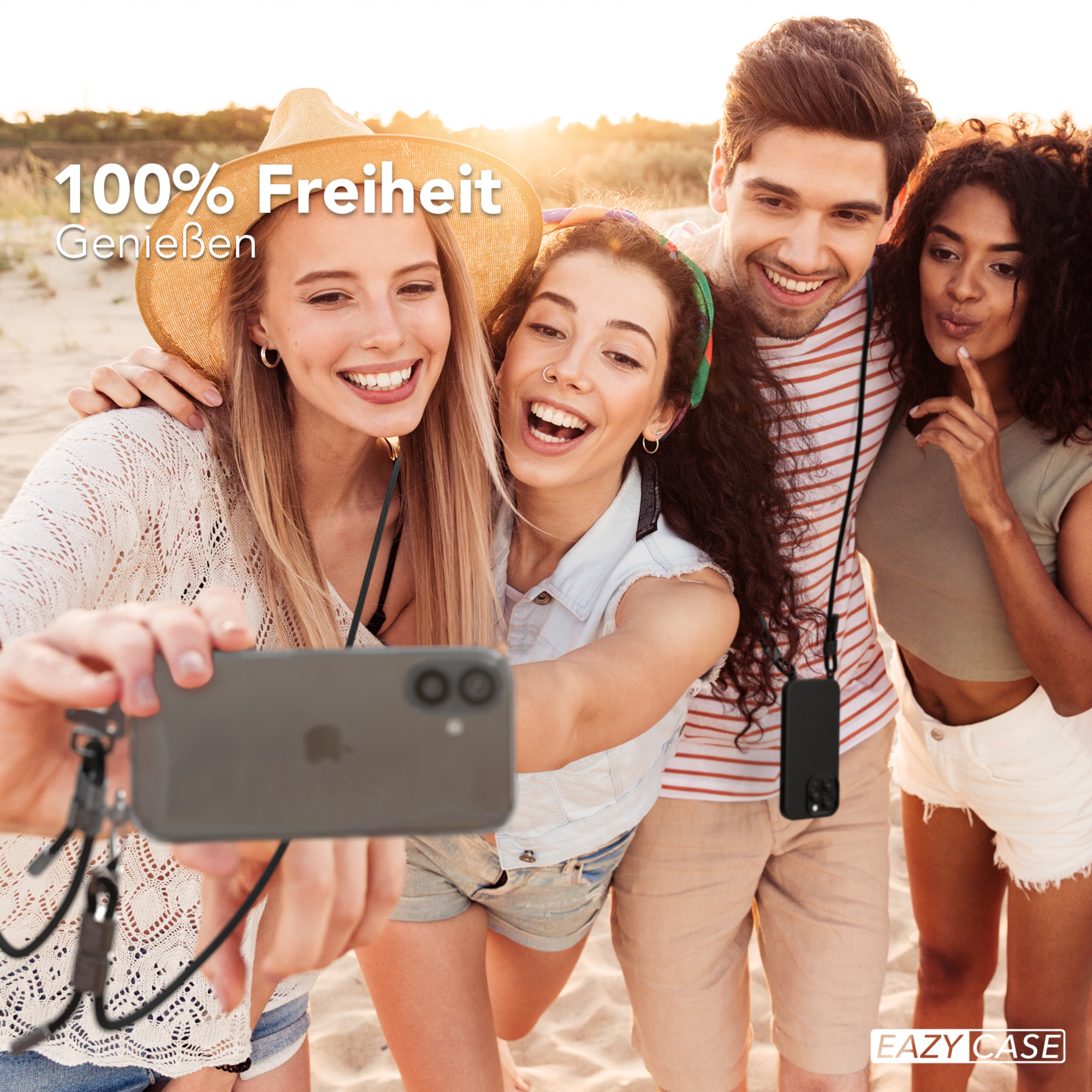 Vier Personen machen ein Selfie mit einem Telefon an einem Schlüsselband. Sie lächeln und sind glücklich.