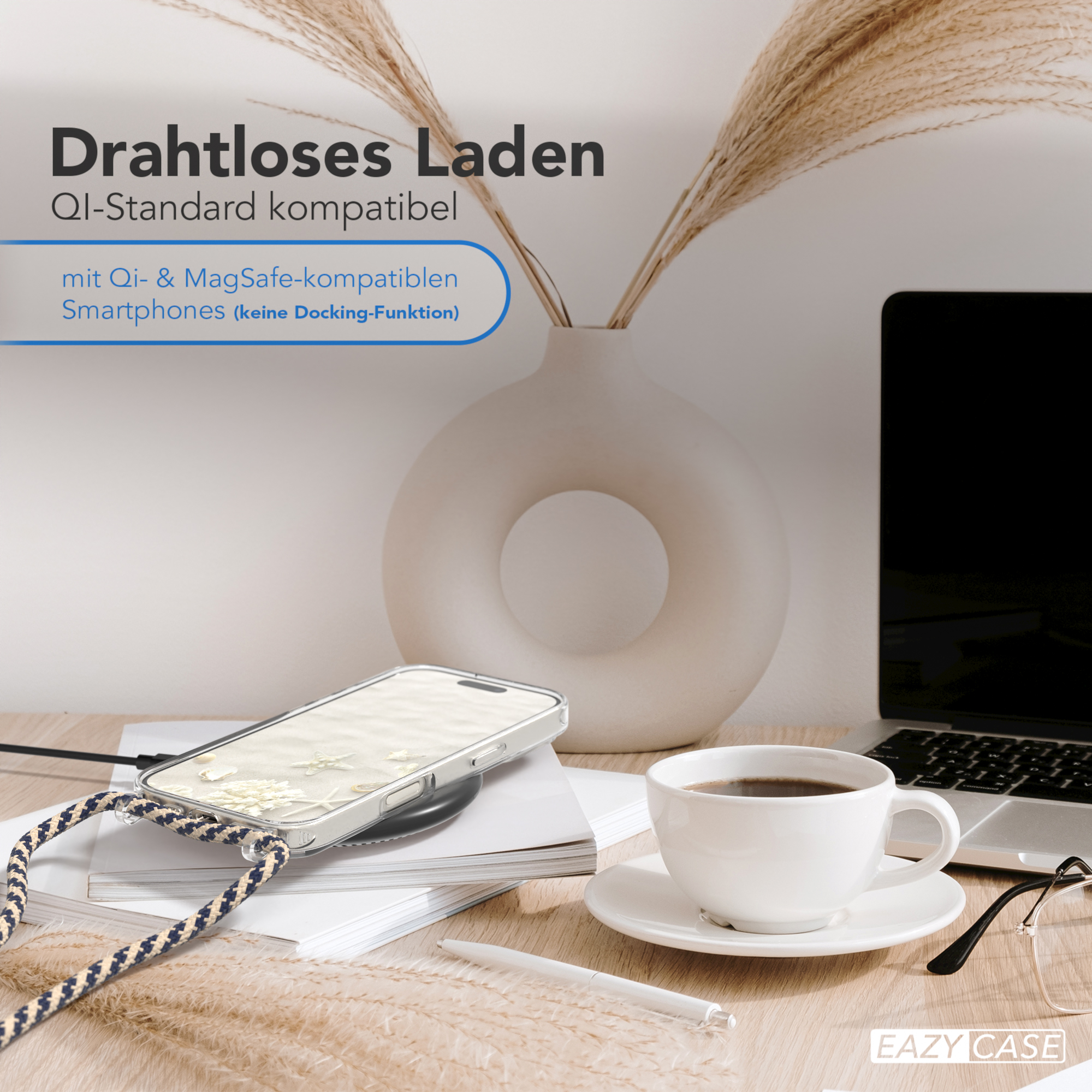 Telefon auf kabellosem Ladegerät, Kaffee, Laptop und Vase mit Pflanzen auf einem Holzschreibtisch mit Text.